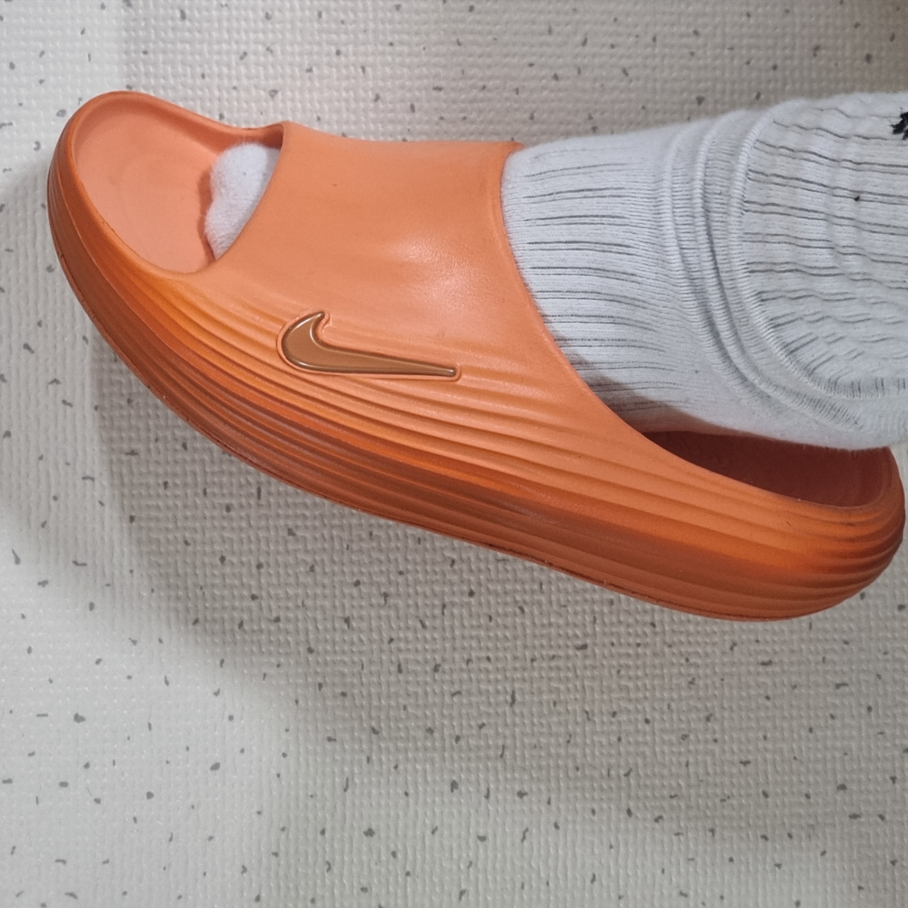 Nike ReactX Rejuven8 Slide Marrakesh Campfire Orange 착용 스타일
