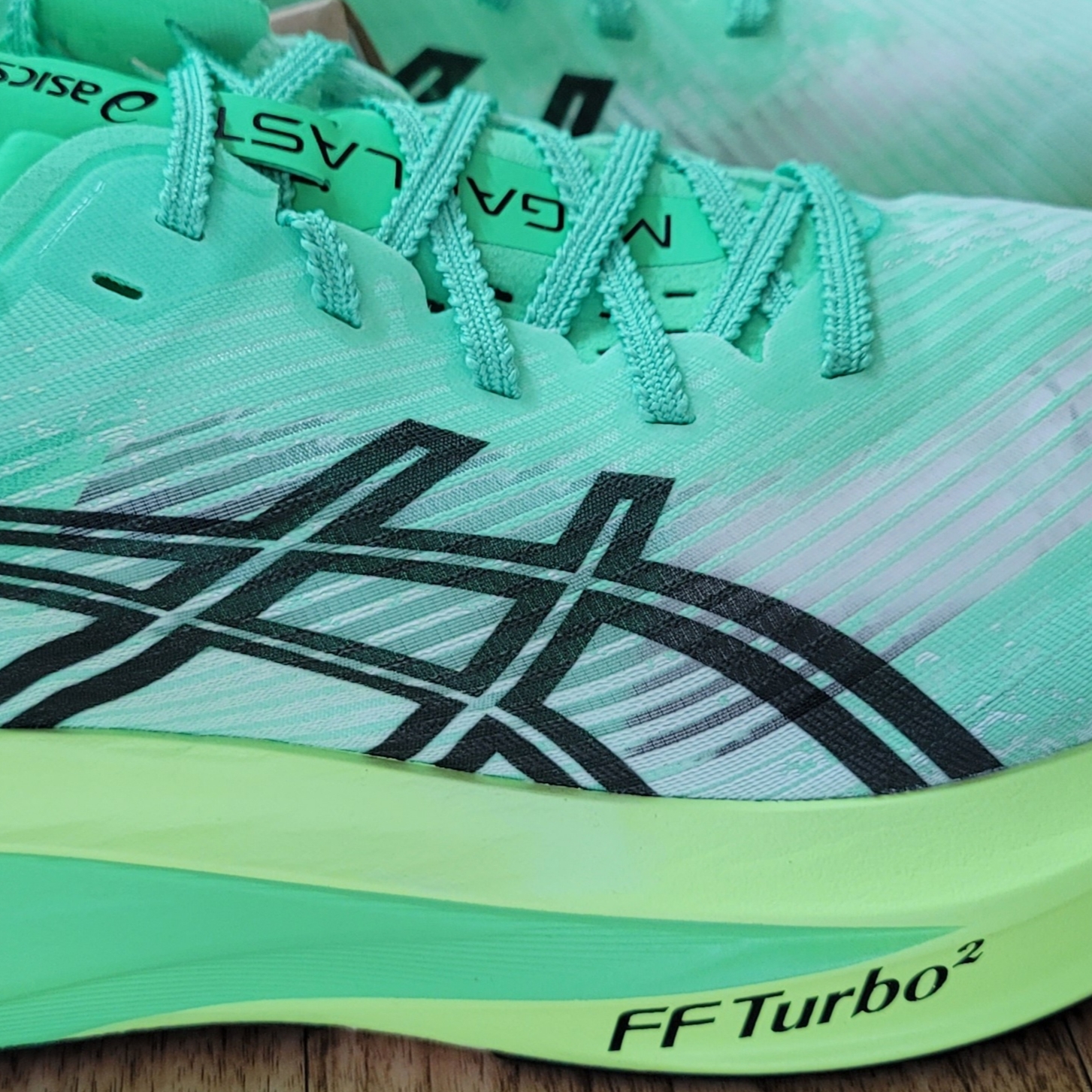 Asics Megablast Vital Green Black 착용 스타일