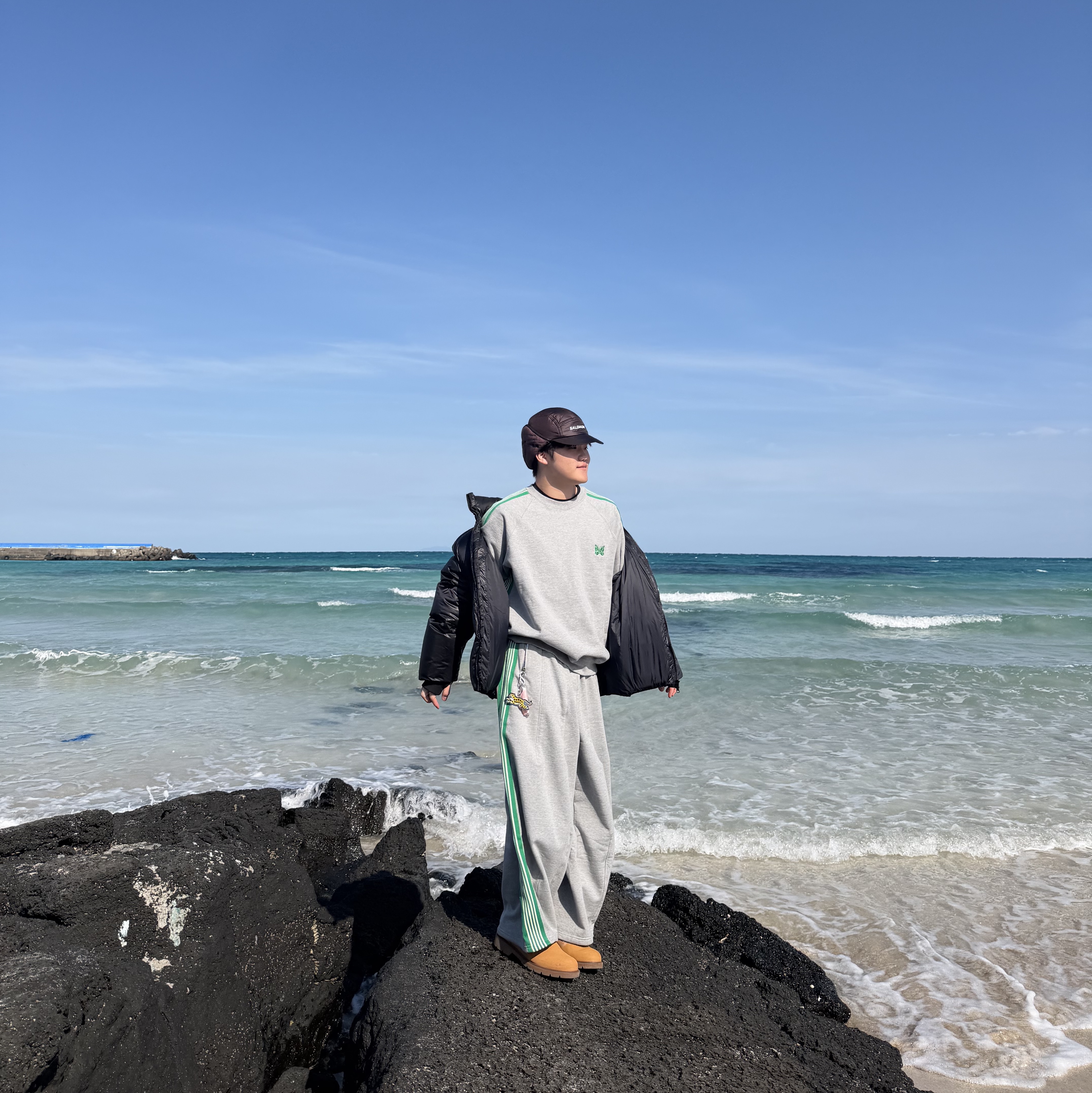 Salomon Thermo Trapper Hat Chocolate, Needles x LHP Track Jacket Cotton Jersey Green 착용 스타일 - 1