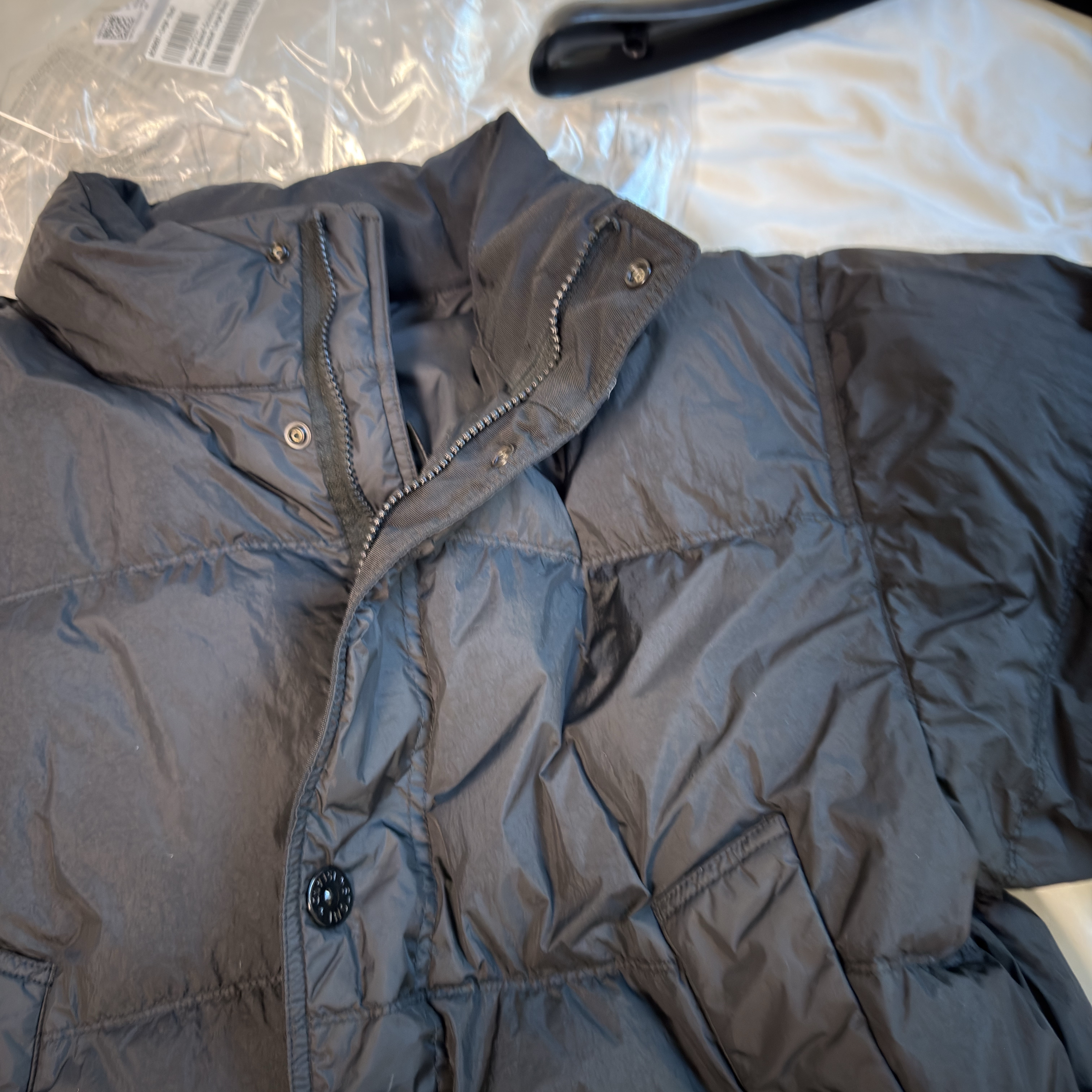 Stone Island 4100010 Crinkle Reps NY Recycled Nylon Down Jacket with Wind Resistant Black - 25FW 착용 스타일 - 1