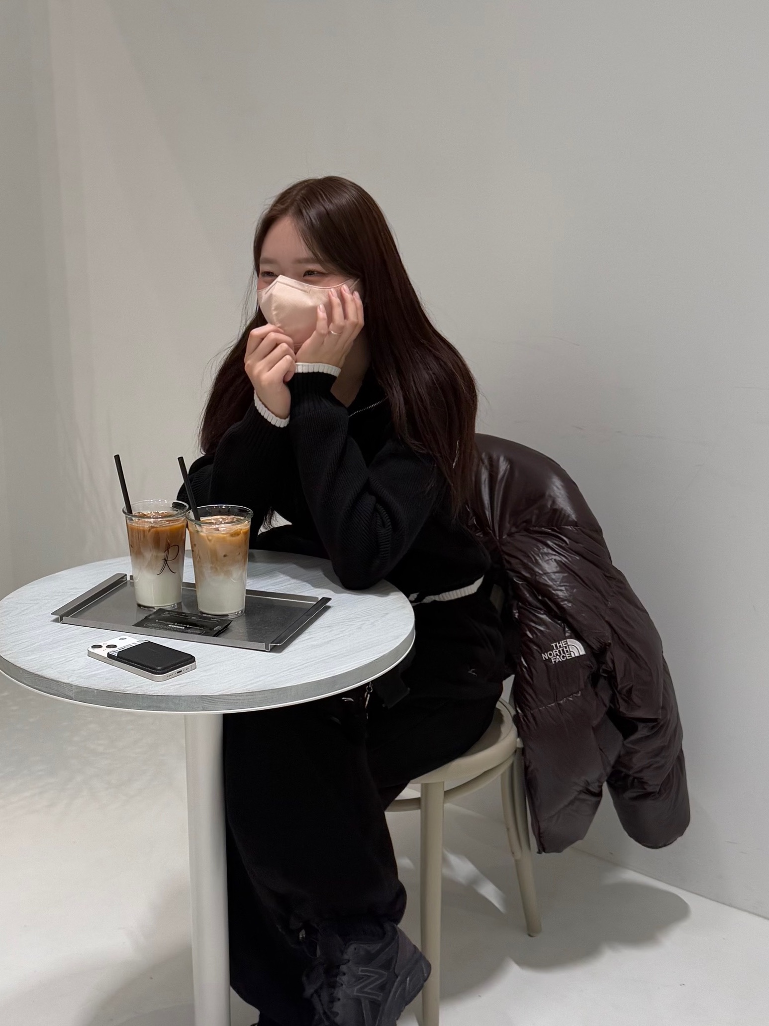 Matin Kim Spell Point Stripe Knit Cardigan Black 착용 스타일 - 1