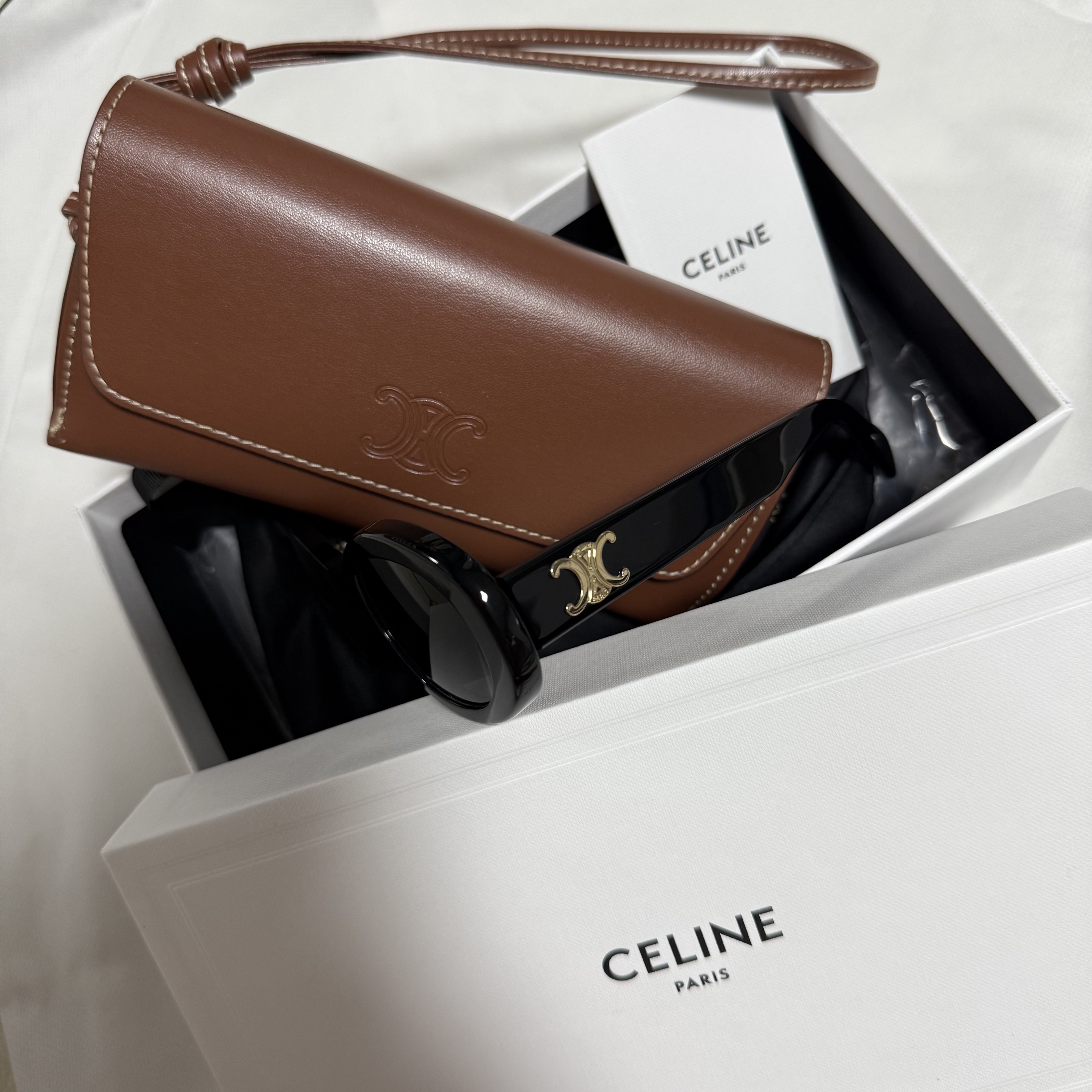 (W) Celine Triomphe 01 Sunglasses in Acetate Black 착용 스타일