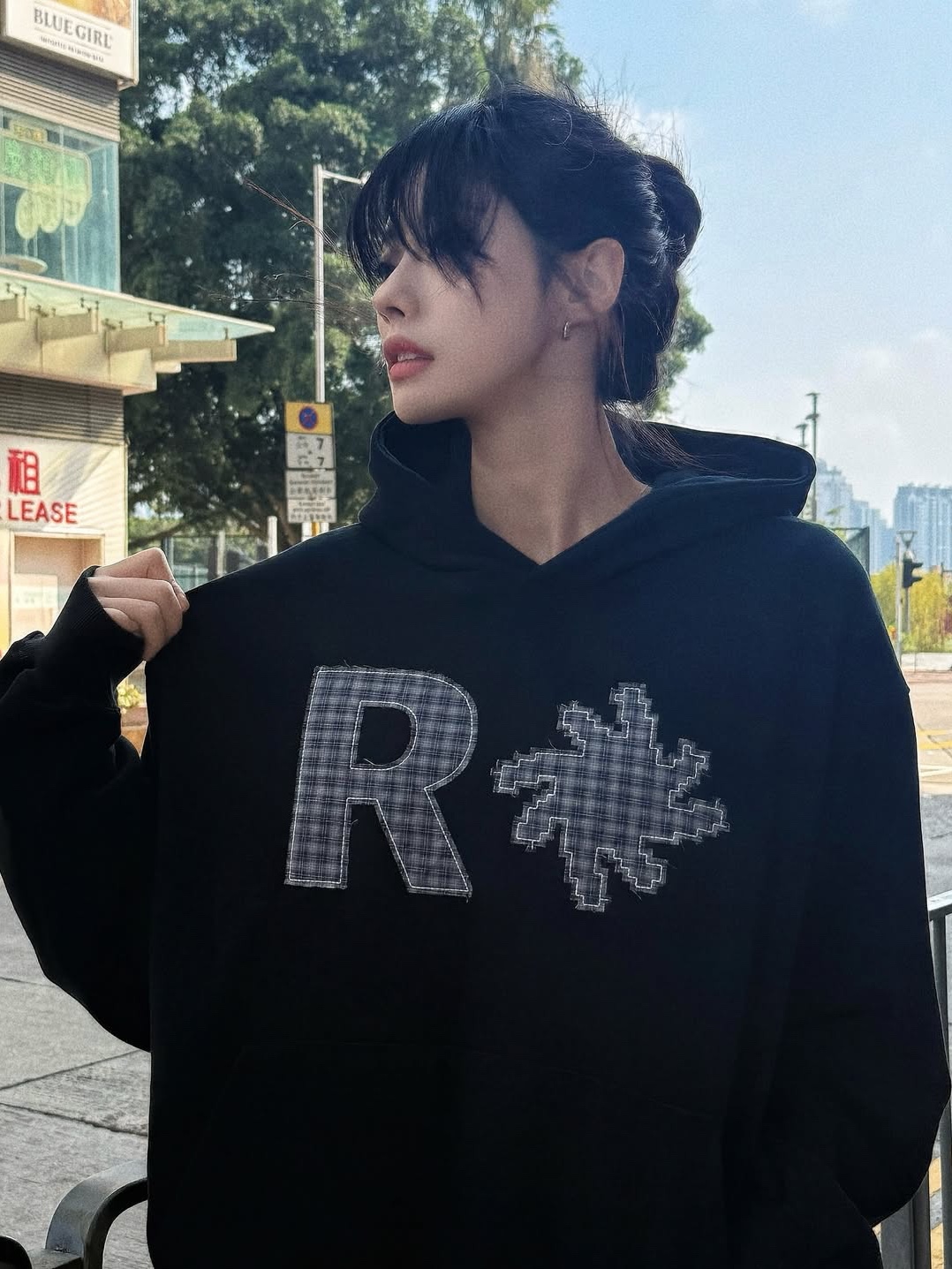 SLOW RECORD HOUSE Check Patch Hoodie Black 착용 스타일 - 1