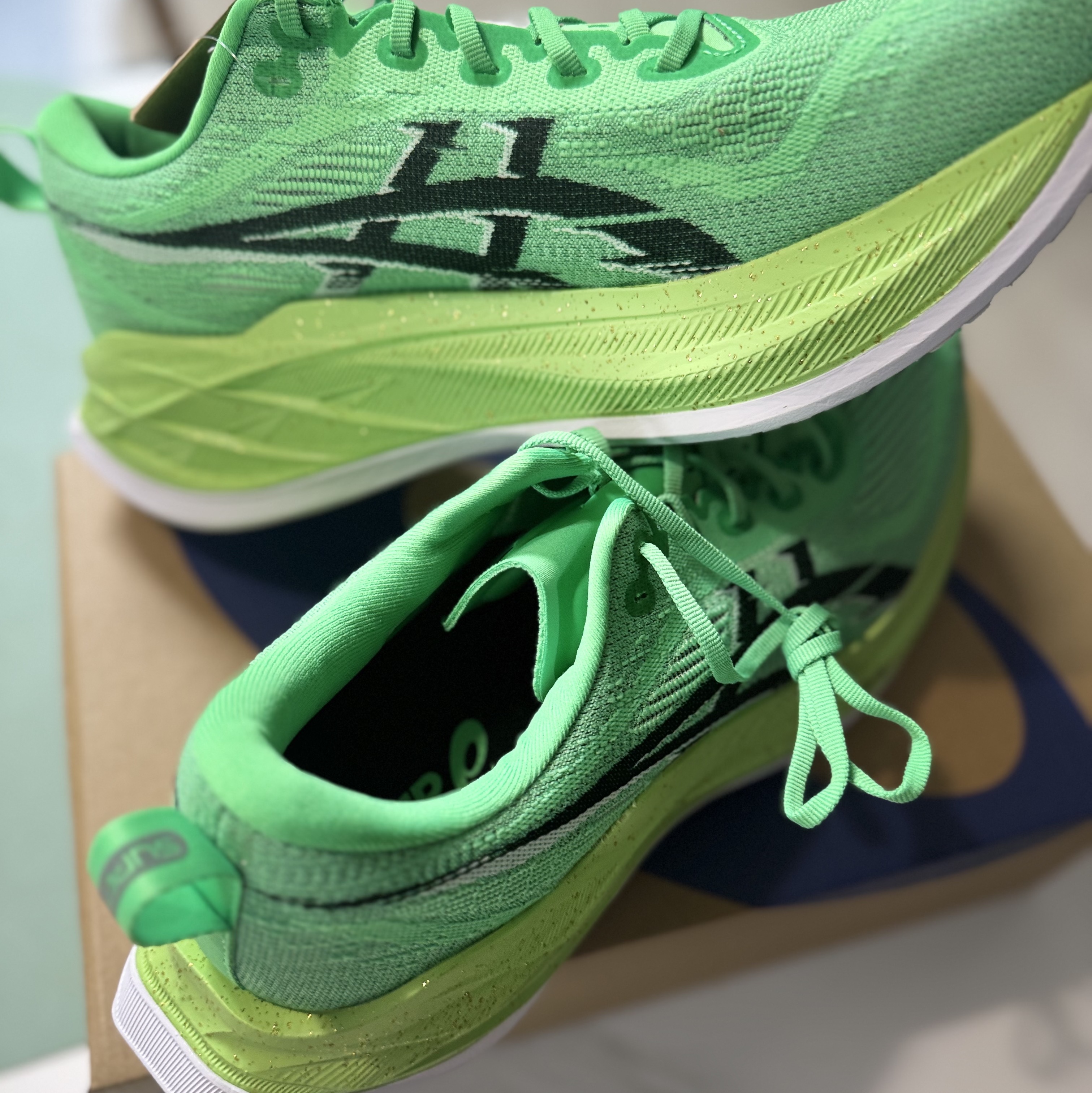 Asics Superblast 2 Ekiden Vital Green Black 착용 스타일