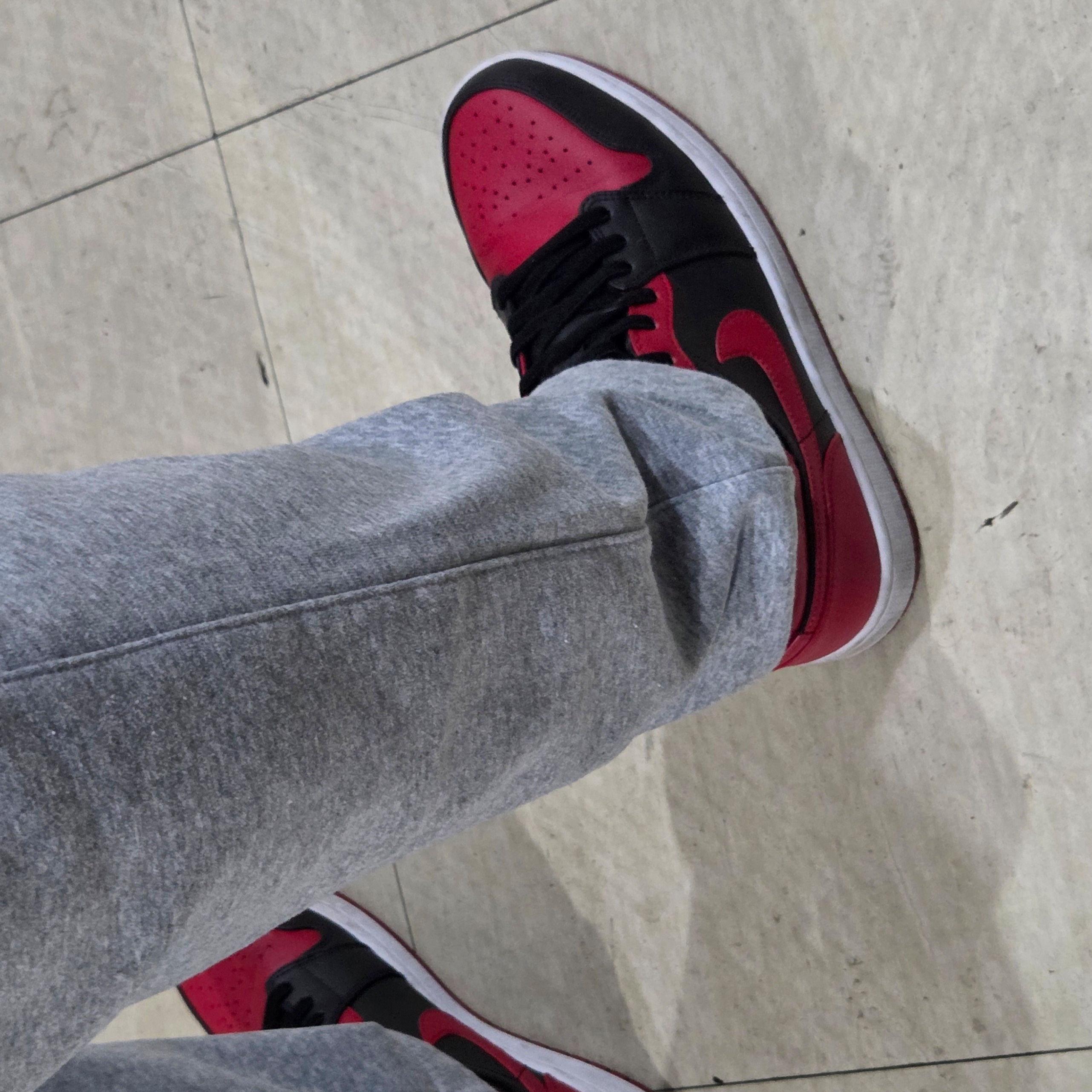 Jordan 1 Mid Bred Banned 2020, Nike Club French Terry Open-Hem Pants Dark Grey Heather Light Smoke Grey - Asia 착용 스타일