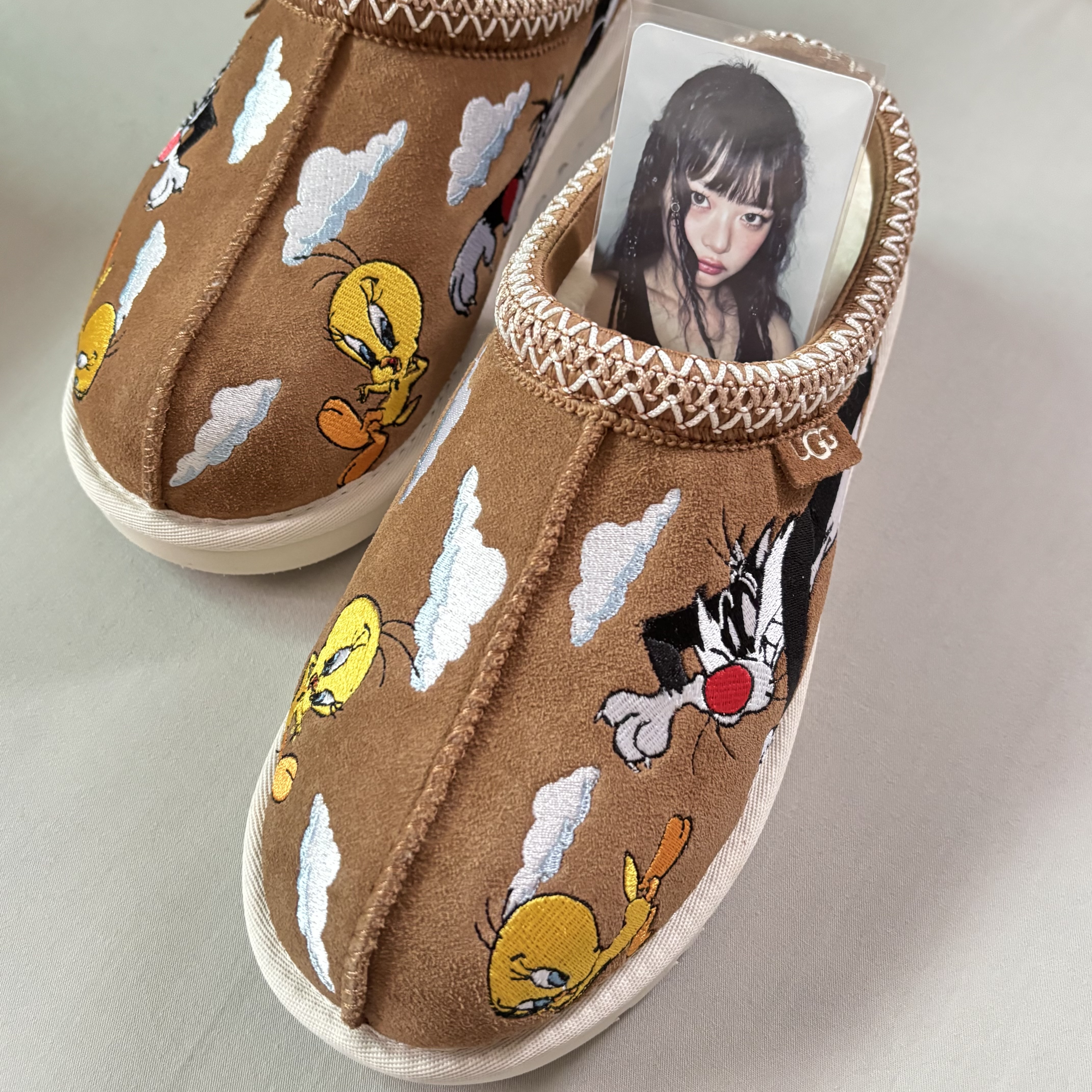 UGG x Palace x Looney Tunes Tasman Slipper Chestnut 착용 스타일 - 2