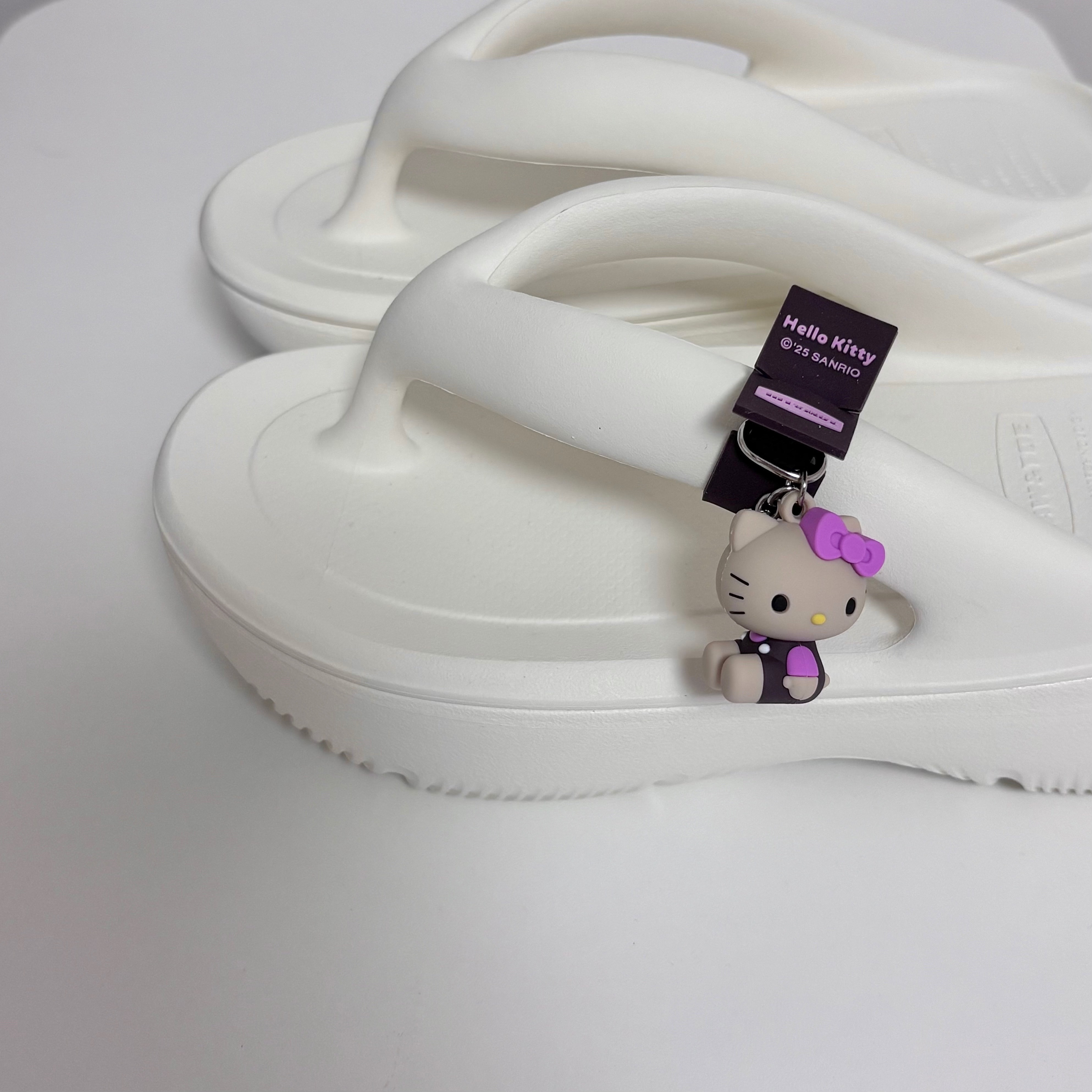 (W) Taw&Toe x Sanrio Flip Flop Zerovity Plumpy Tan Hello Kitty Charm Tag Set Cream 착용 스타일 - 2