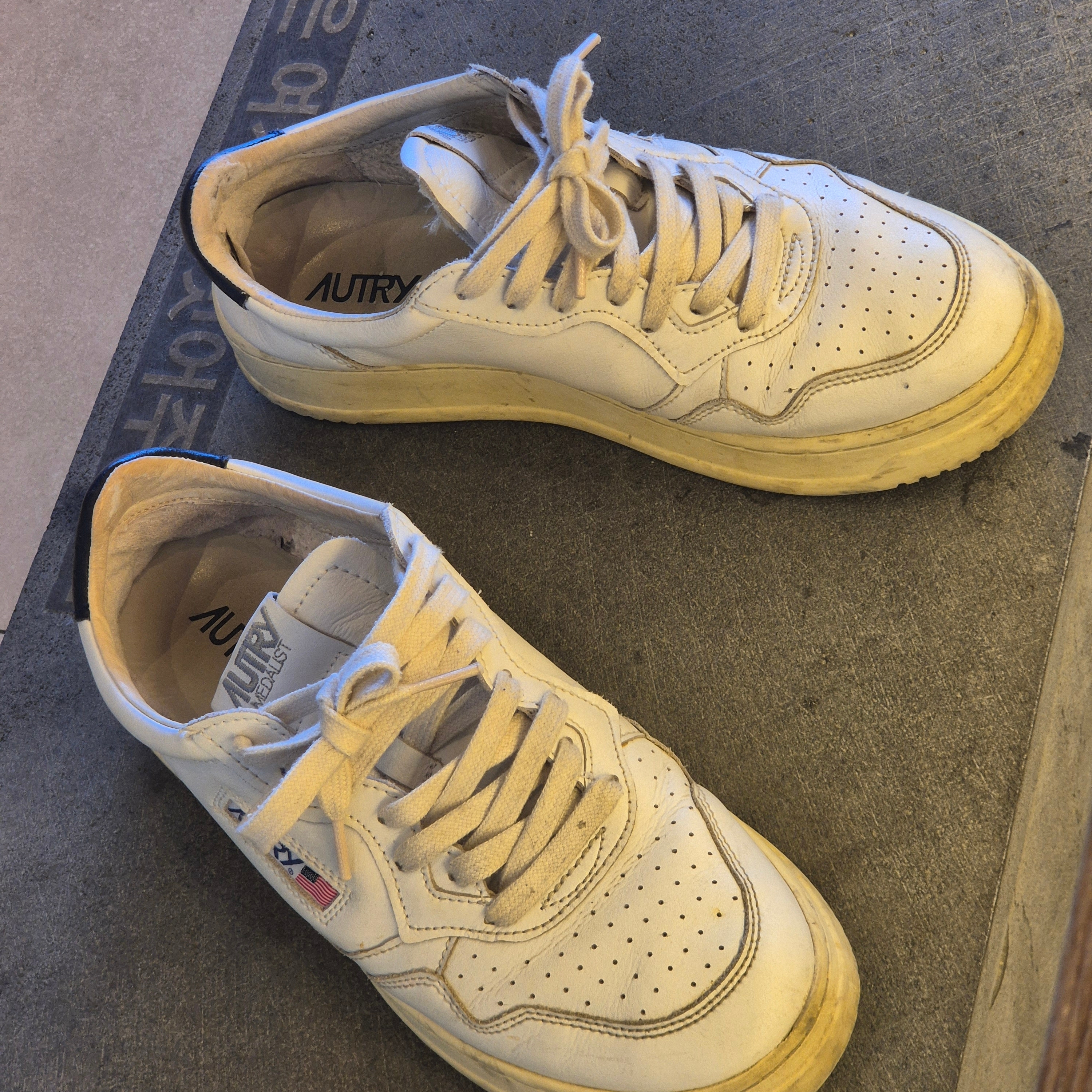 Autry Medalist Low Leather Sneakers White Blue 착용 스타일