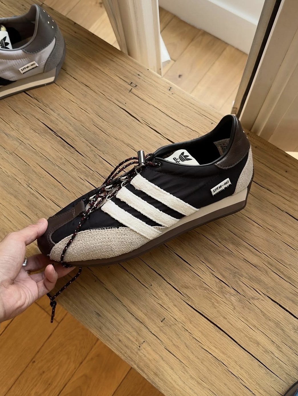 Adidas x Song for the Mute Country OG Grey Two Core Black, Adidas x Song for the Mute Country OG Core Black Core White 착용 스타일 - 1