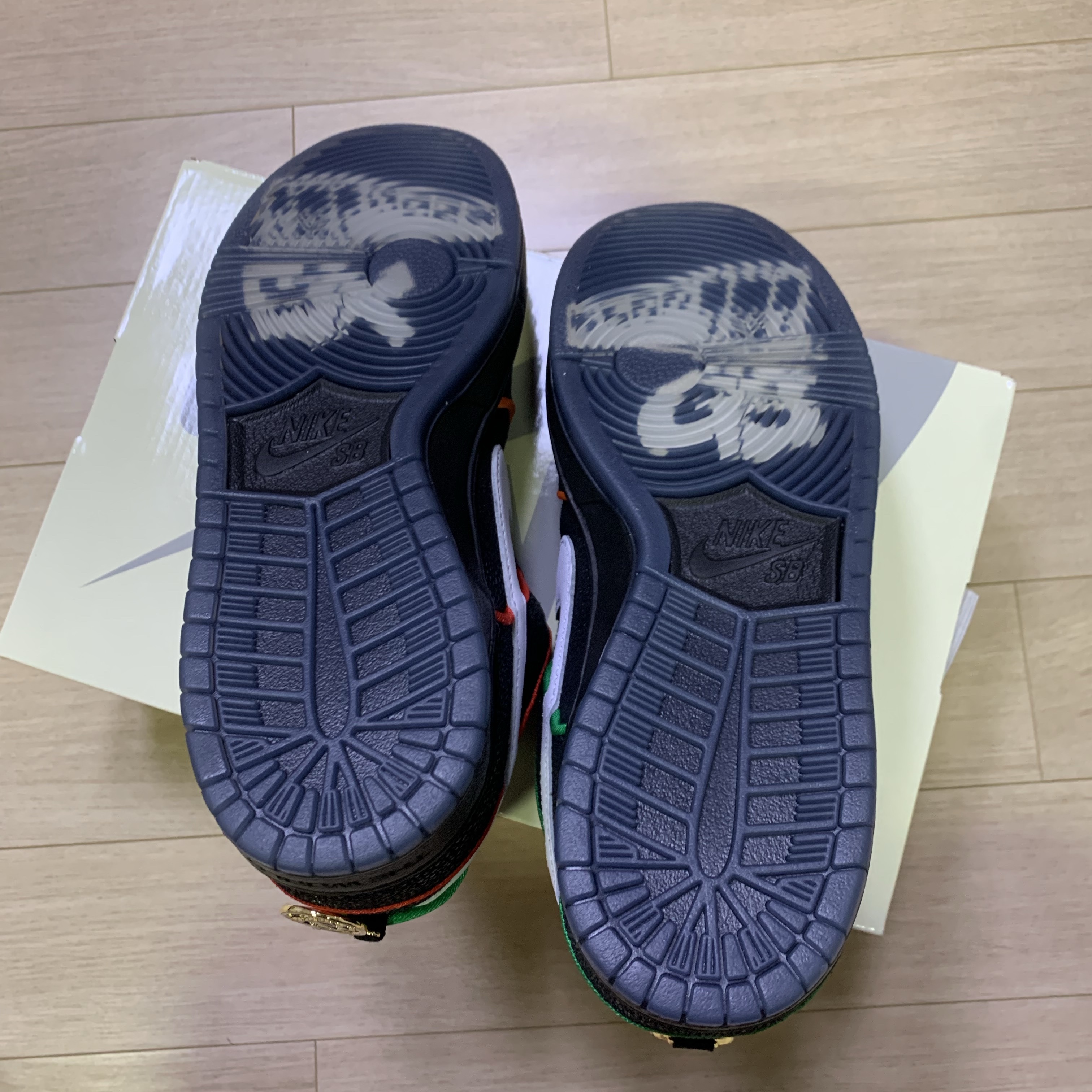 Nike x Bronx Girls Skate SB Dunk Low Black and Challenge Red 착용 스타일 - 6