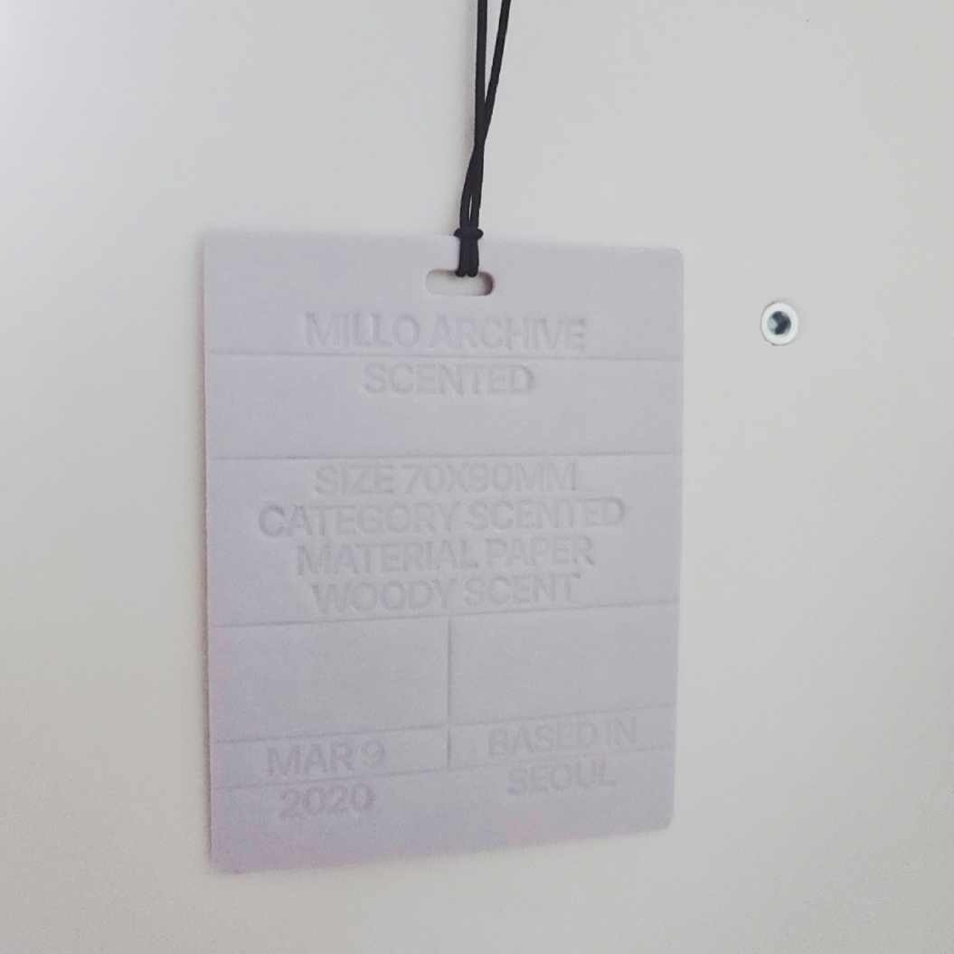 Millo Archive Square Typo Tablet White 착용 스타일