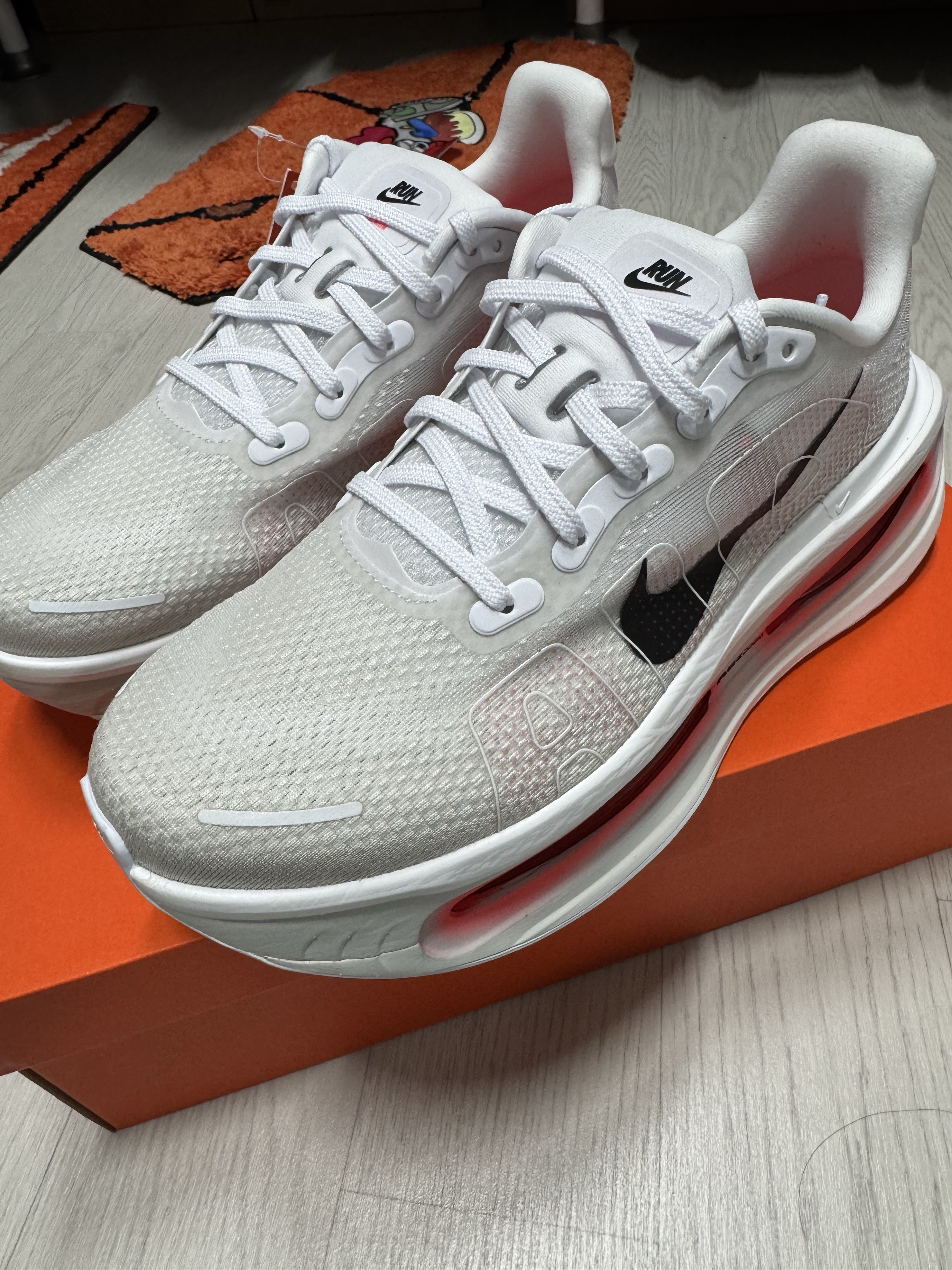 Nike Vomero Premium White Bright Crimson 착용 스타일 - 1