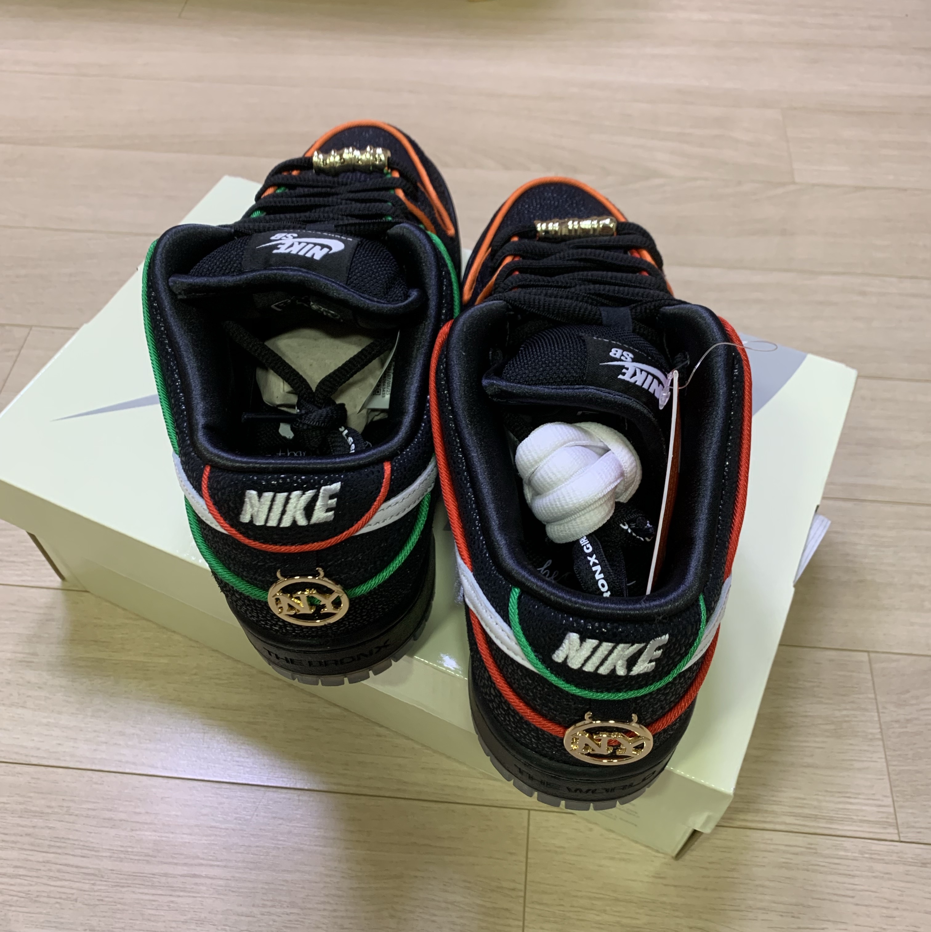 Nike x Bronx Girls Skate SB Dunk Low Black and Challenge Red 착용 스타일 - 5