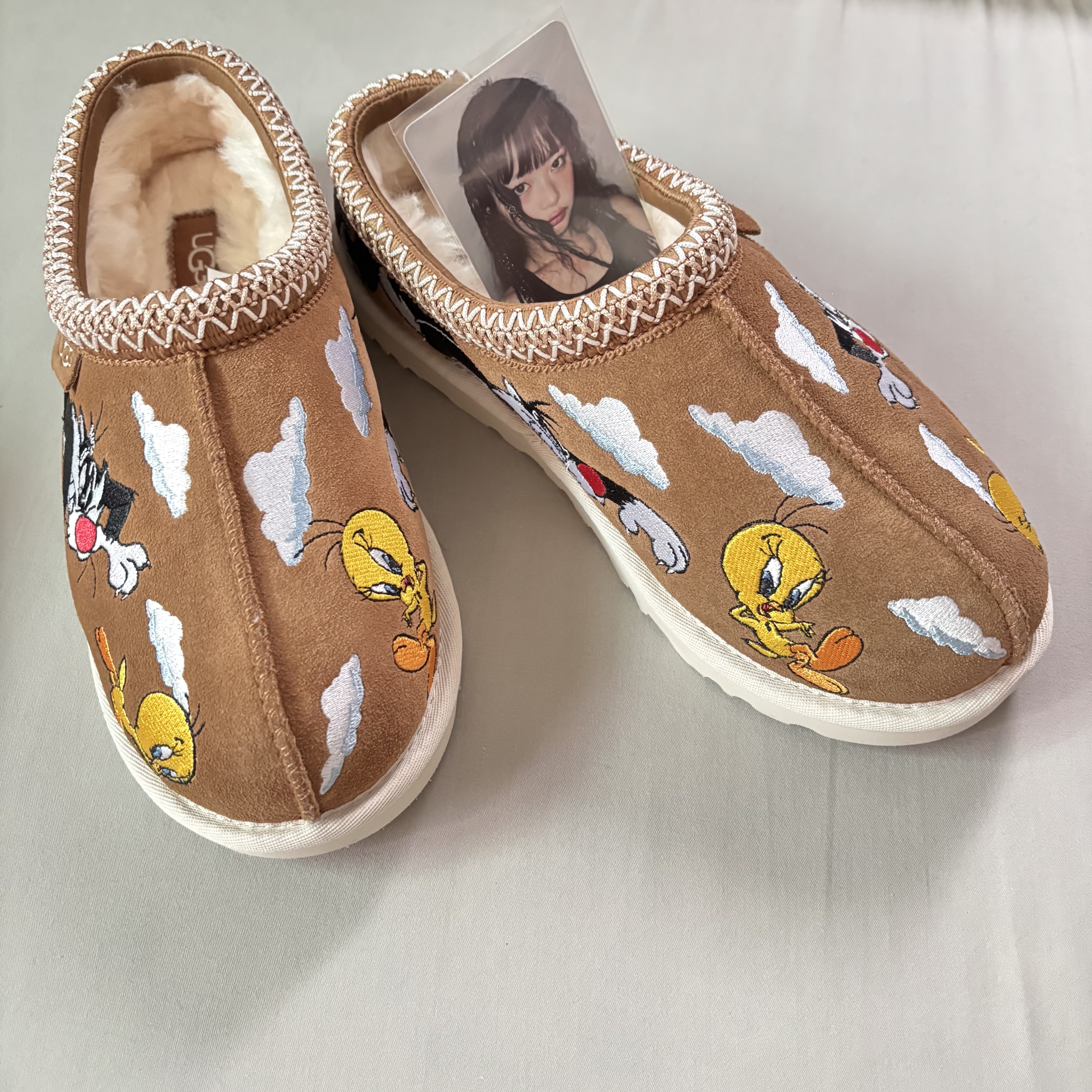 UGG x Palace x Looney Tunes Tasman Slipper Chestnut 착용 스타일 - 1