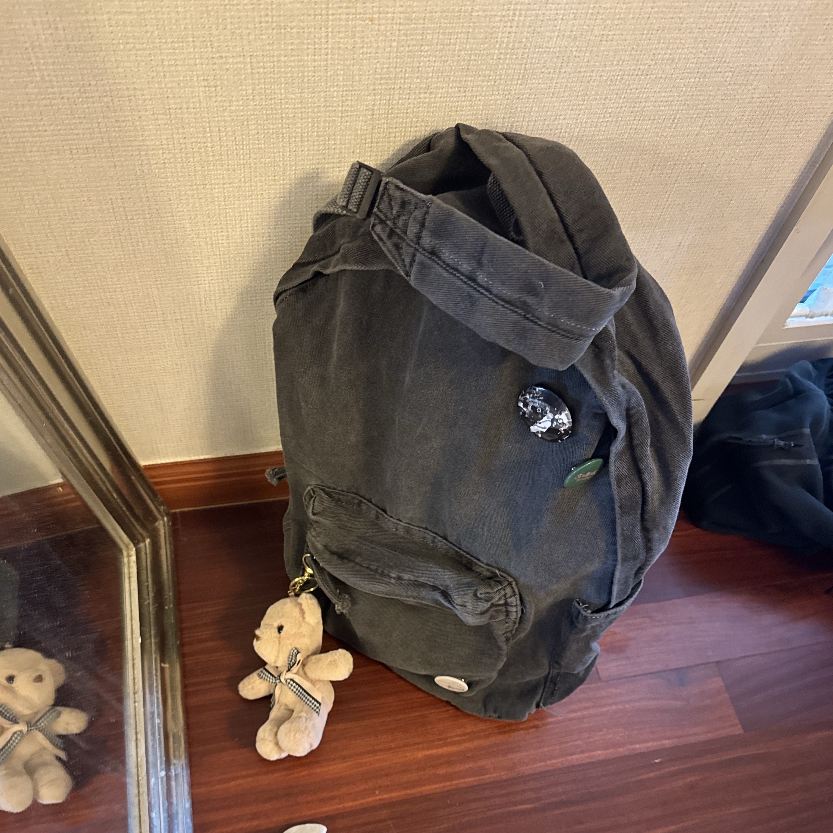 Suade Washed Backpack Charcoal Gray 착용 스타일