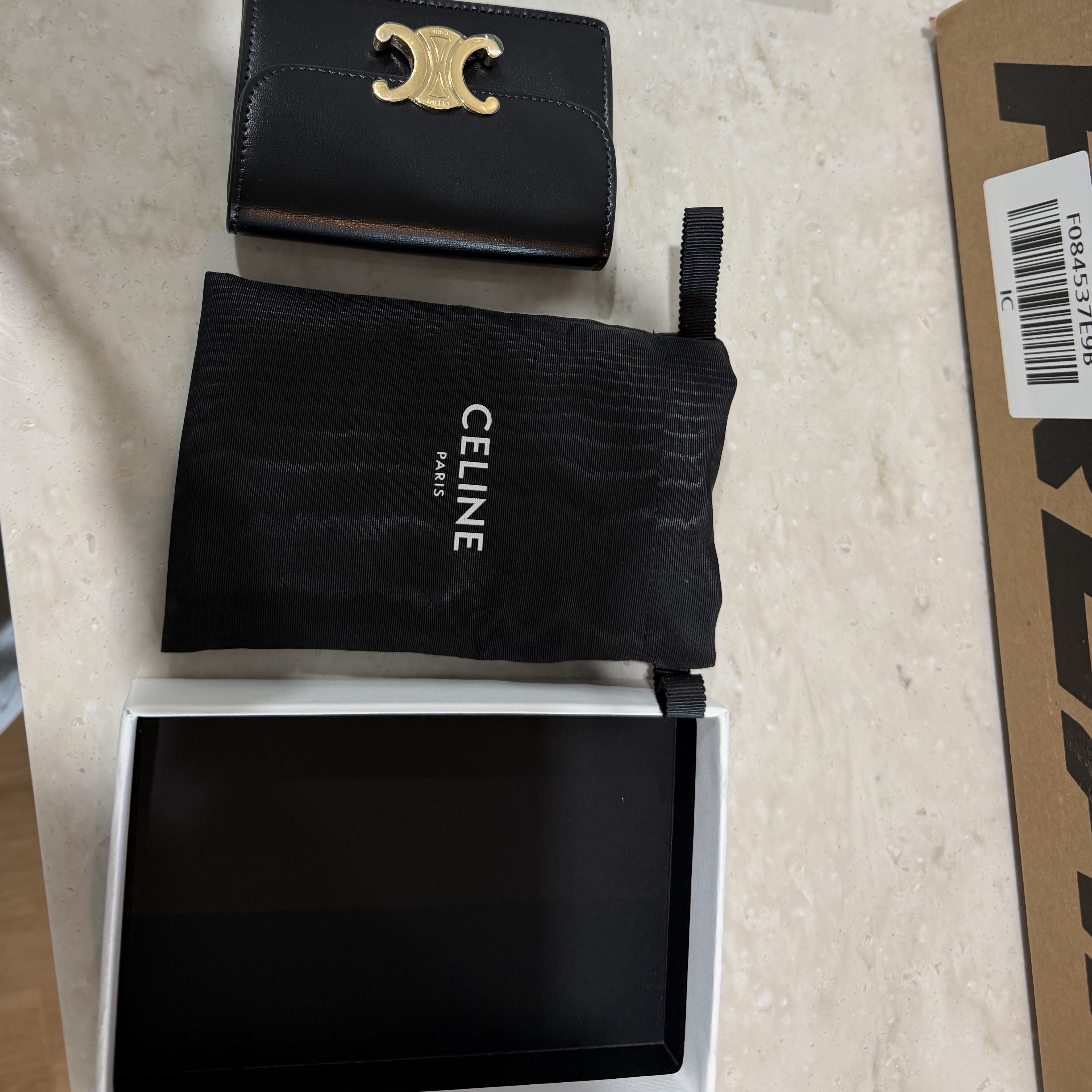 Celine Card Holder with Flap in Shiny Calfskin Black 착용 스타일
