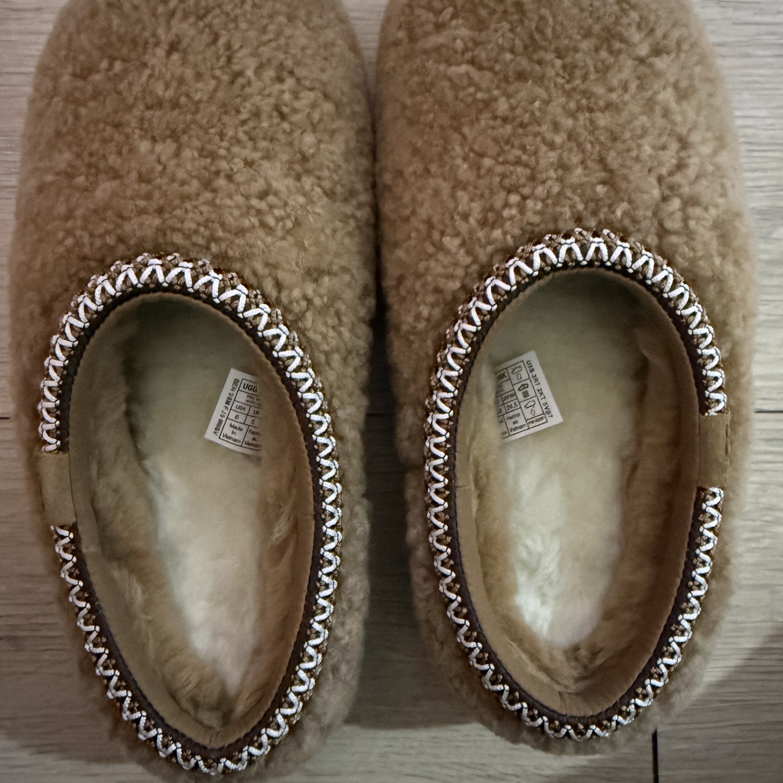 (Kids) UGG Tasman Maxi Curly Slipper Chestnut 착용 스타일