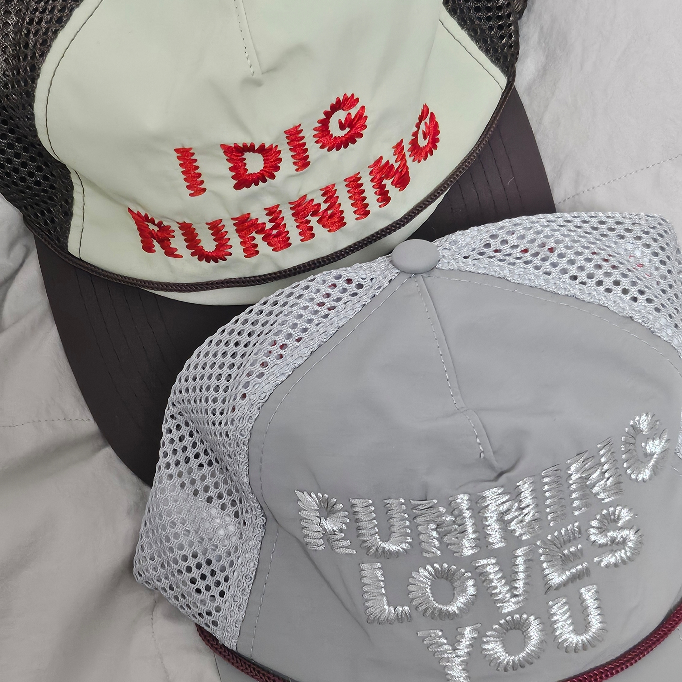 Alex Zono I Dig Running Trucker Hat OG Brown, Alex Zono Running Loves You Trucker Hat Silver 착용 스타일