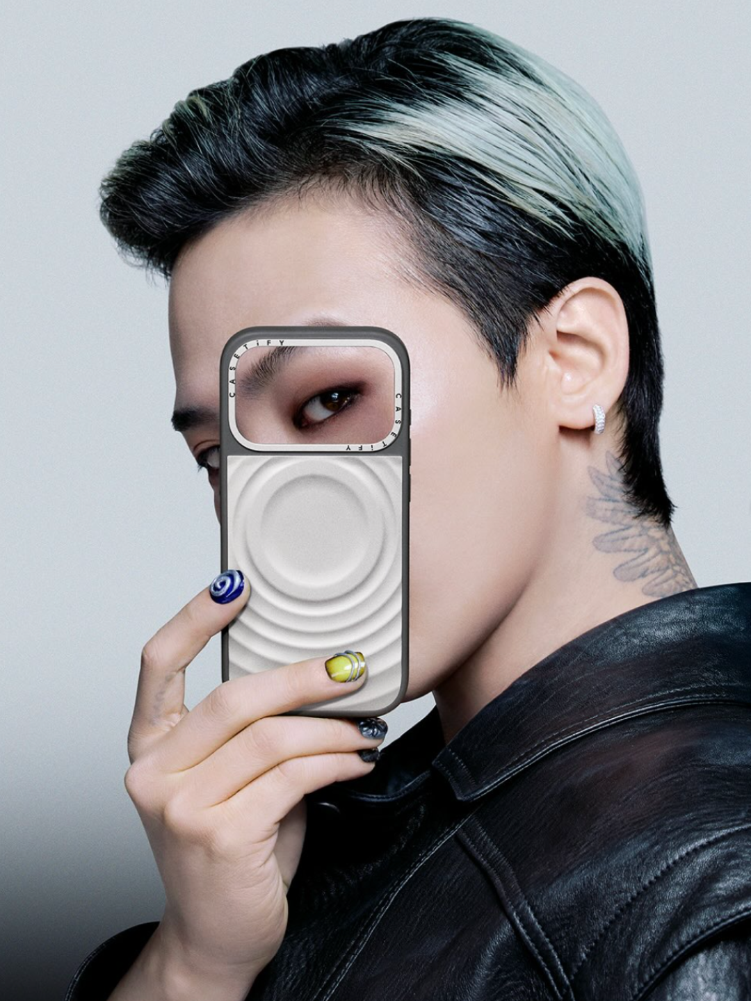 Casetify x G-DRAGON iPhone Alloy Ripple Case Silver Grey, Casetify x G-DRAGON iPhone Magsafe Ripple Case Mint Blue 착용 스타일 - 2
