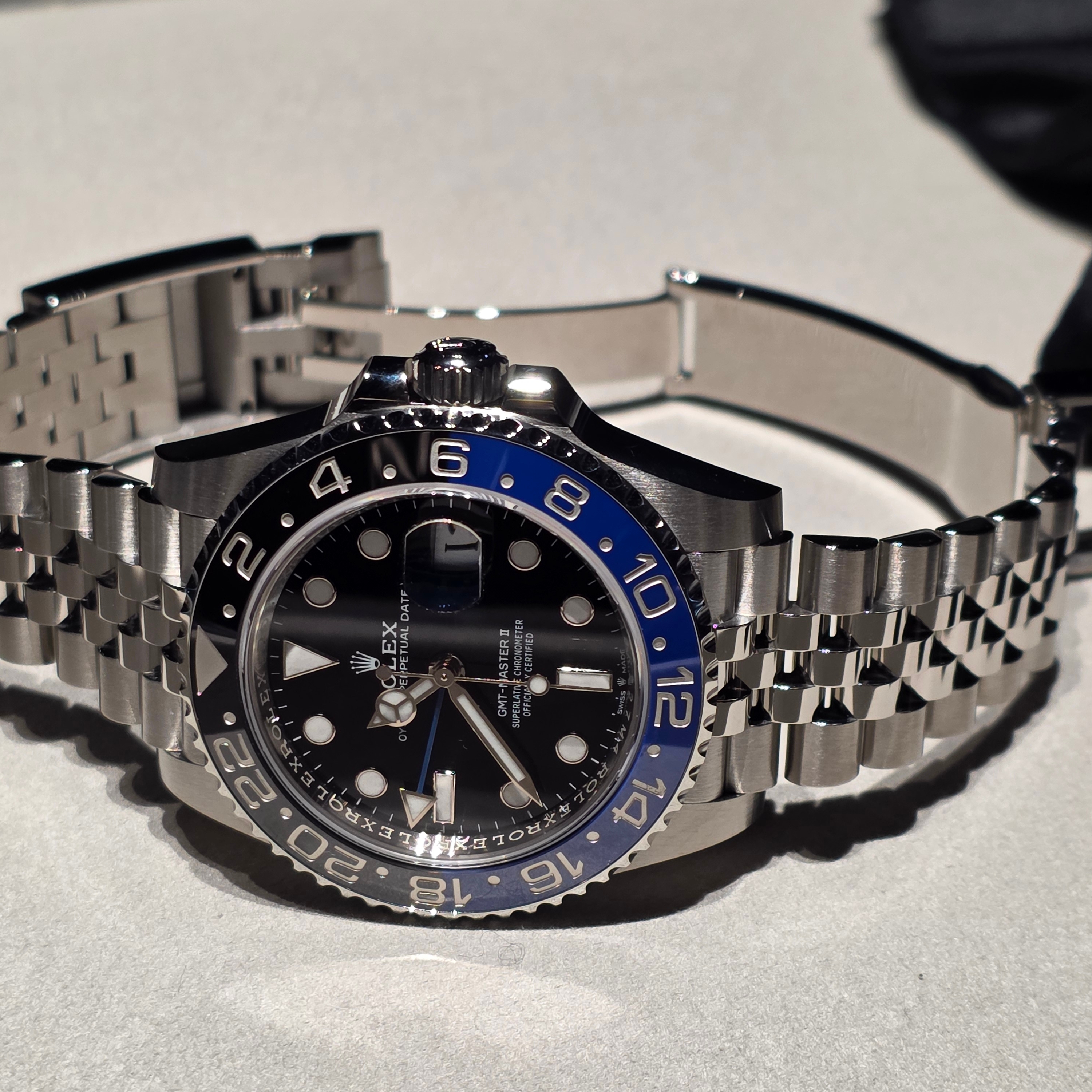 Rolex GMT-Master II 40mm 126710BLNR Black Jubilee 착용 스타일