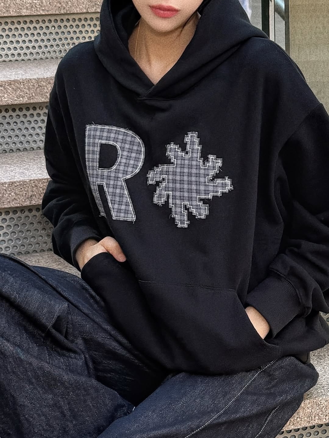 SLOW RECORD HOUSE Check Patch Hoodie Black 착용 스타일 - 3