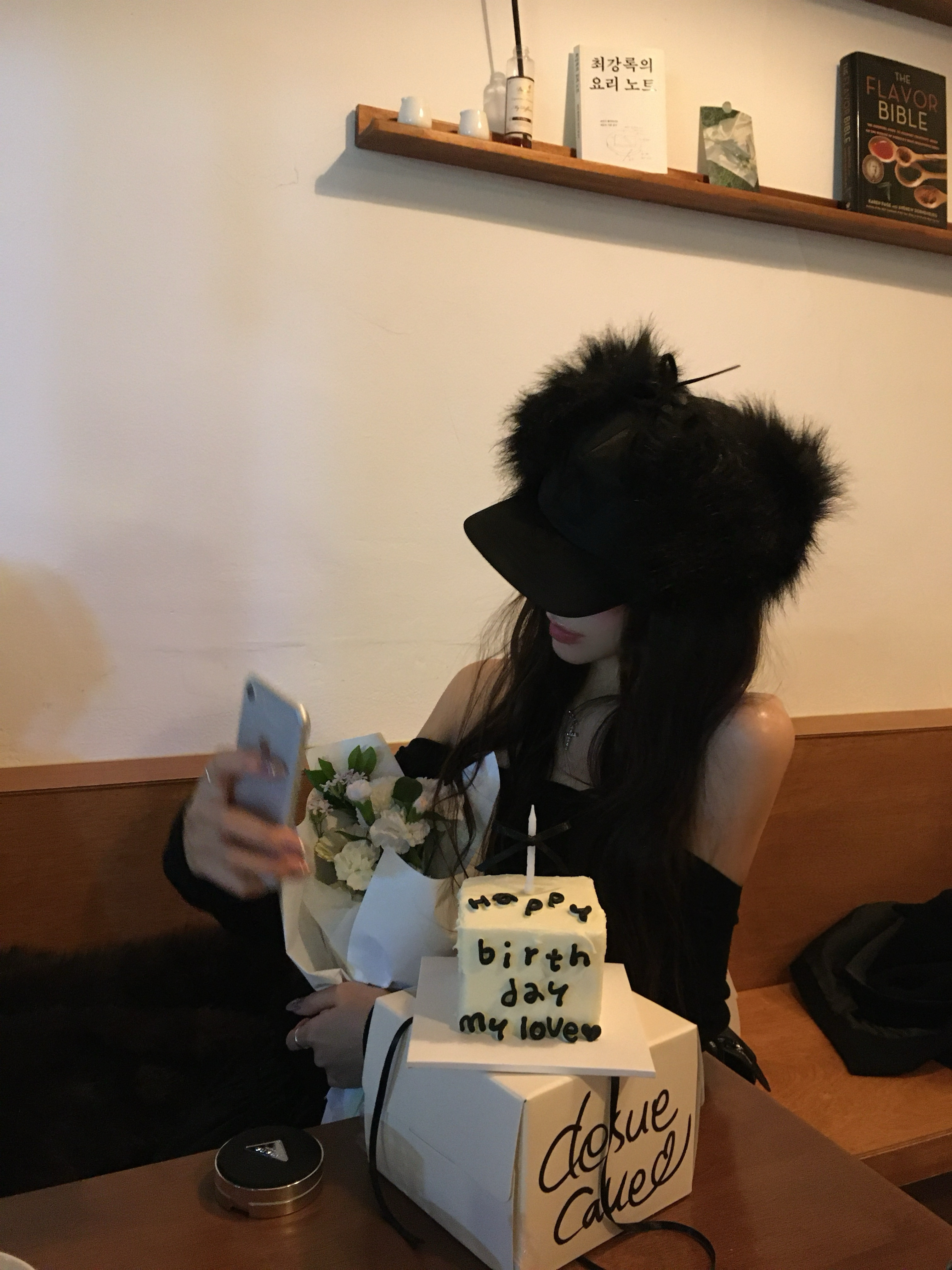 Open Yy Faux Fur Earflap Cap Black, NUMBERING #3729 Round Brilliant Gradient Cross Necklace White 착용 스타일 - 1