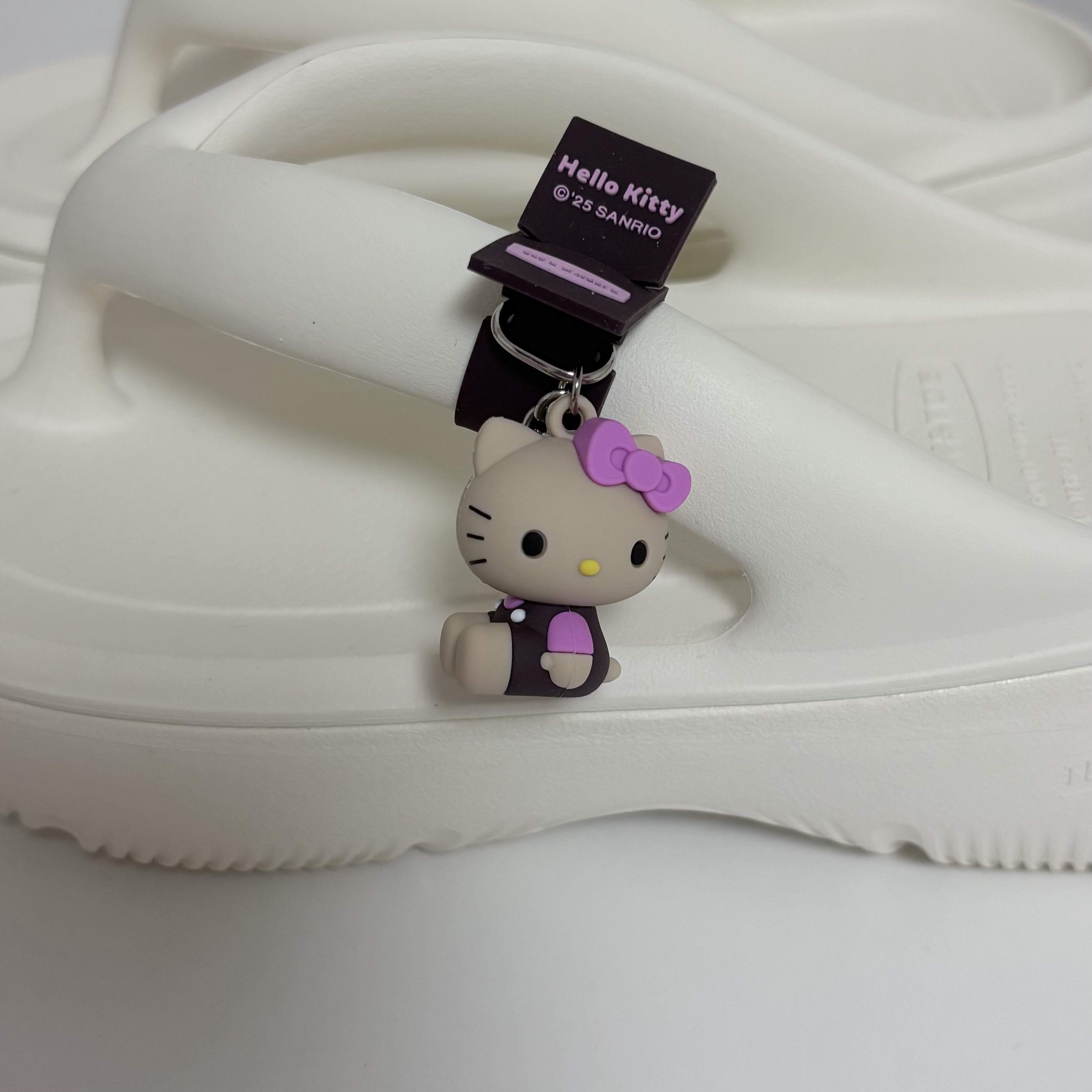 (W) Taw&Toe x Sanrio Flip Flop Zerovity Plumpy Tan Hello Kitty Charm Tag Set Cream 착용 스타일 - 1