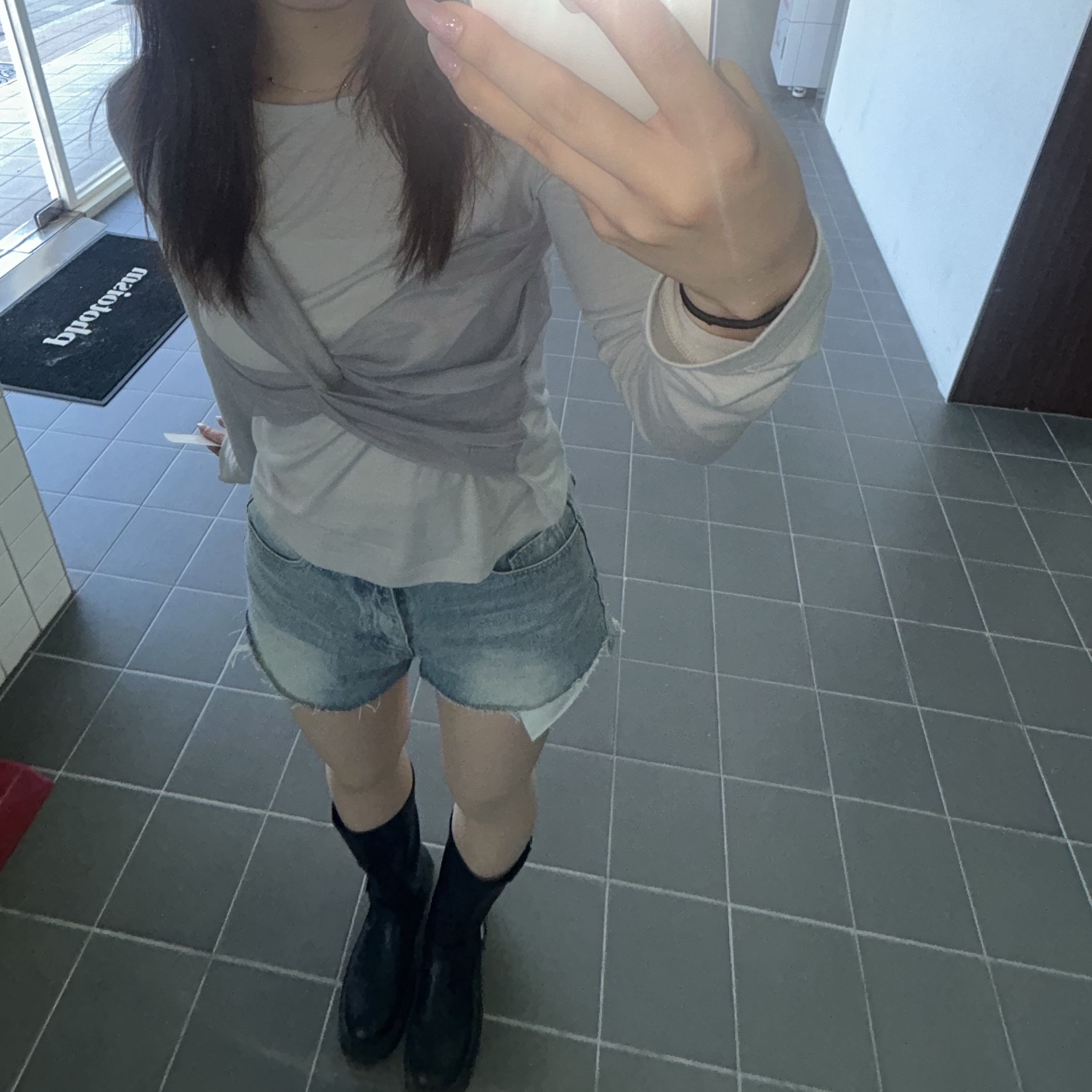 MILLO WOMEN Mesh Twist T-Shirts Gray 착용 스타일
