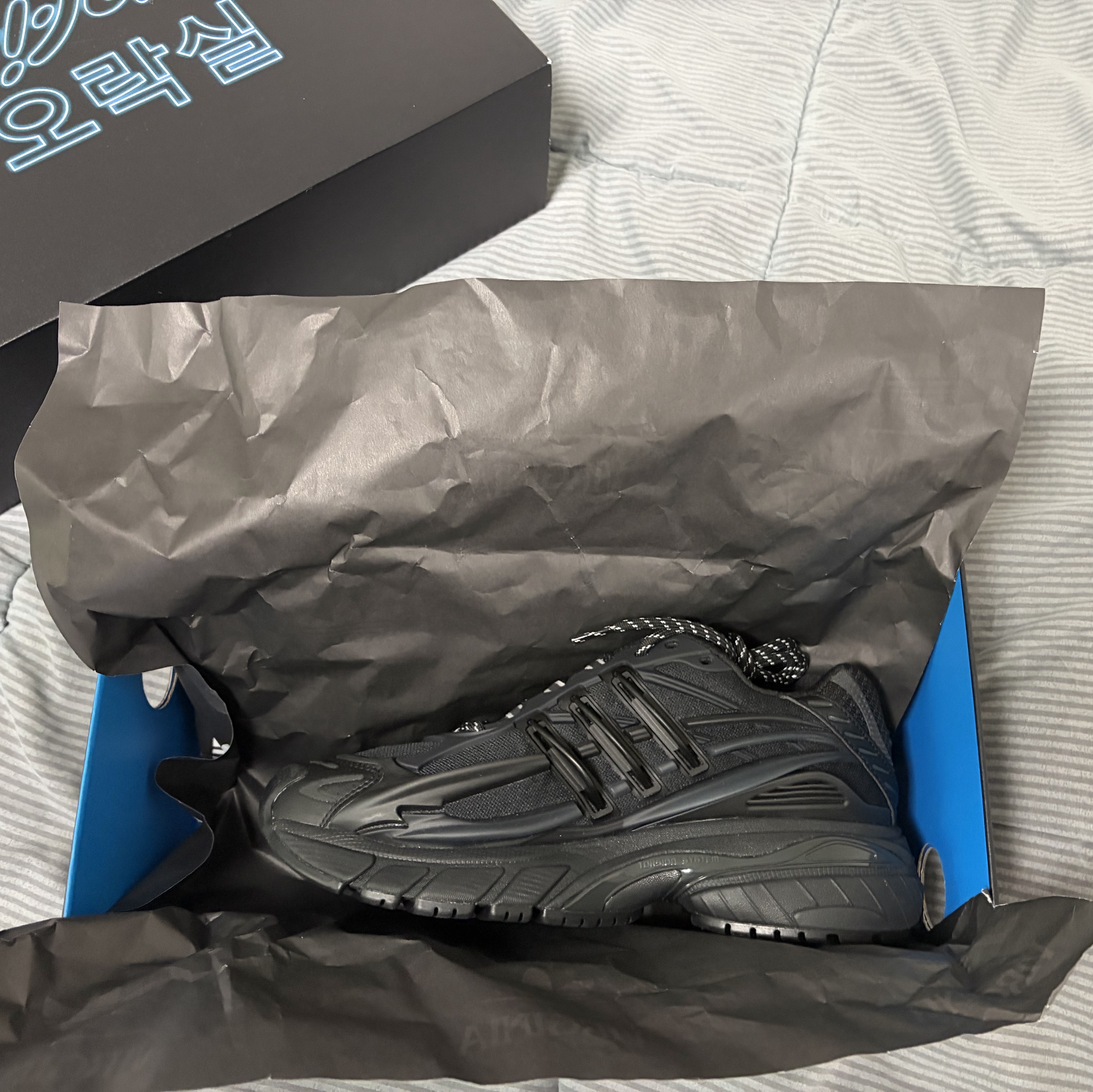 Adidas x Pharrell Williams Virginia Adistar Jellyfish Triple Black 착용 스타일 - 2