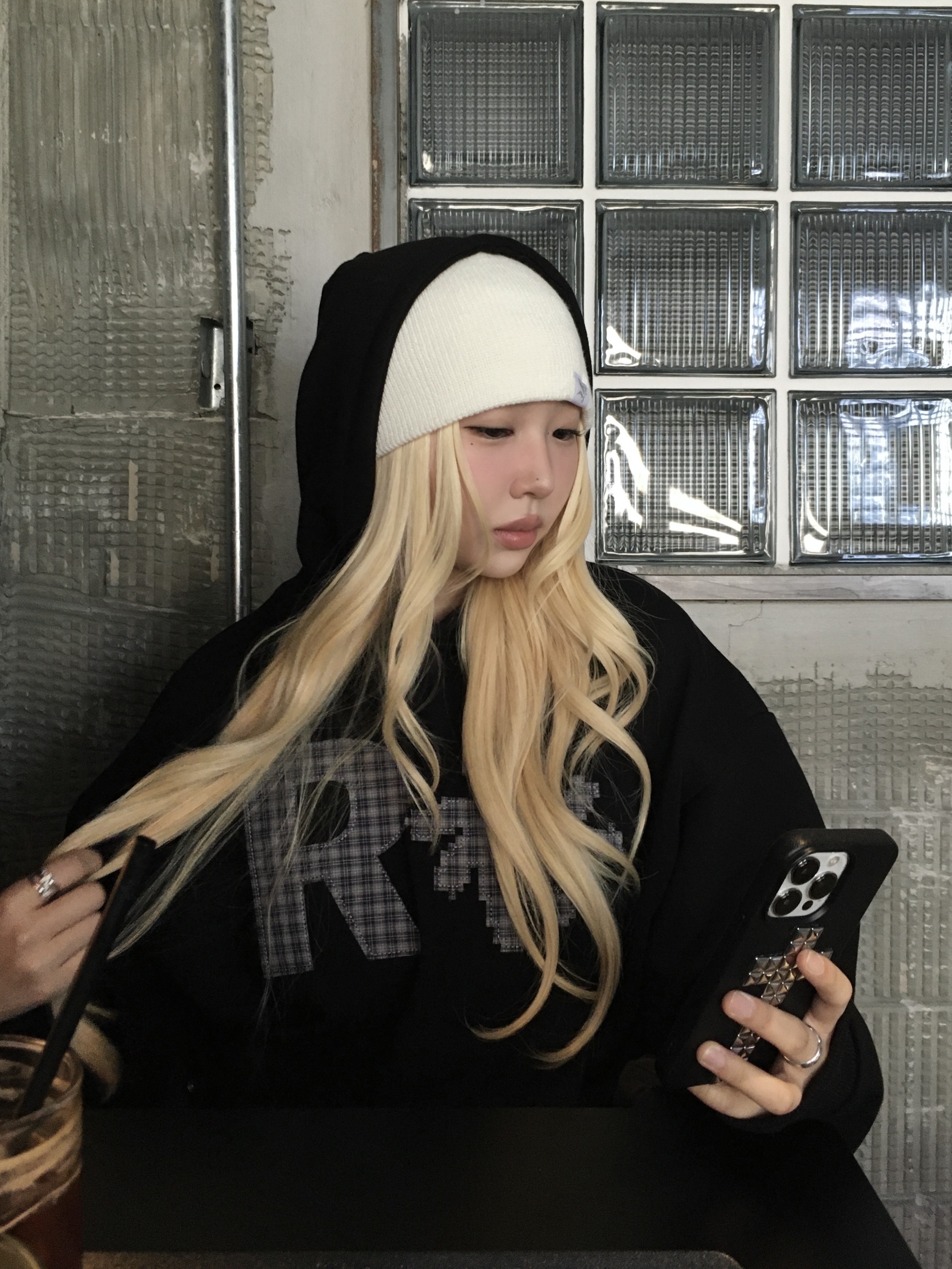 SLOW RECORD HOUSE Check Patch Hoodie Black 착용 스타일 - 2