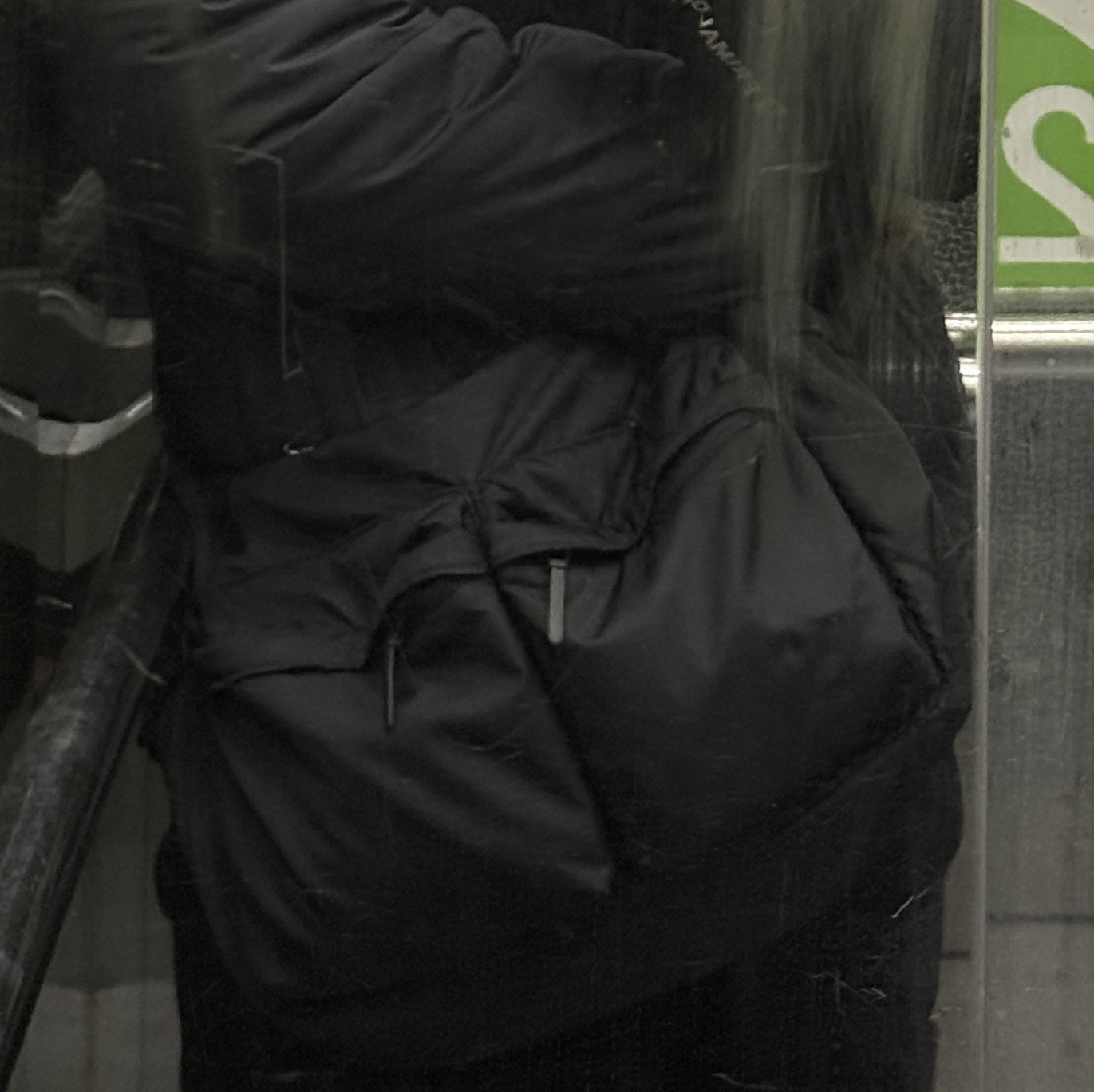 Uniqlo Multi Pocket Shoulder Bag Black 착용 스타일