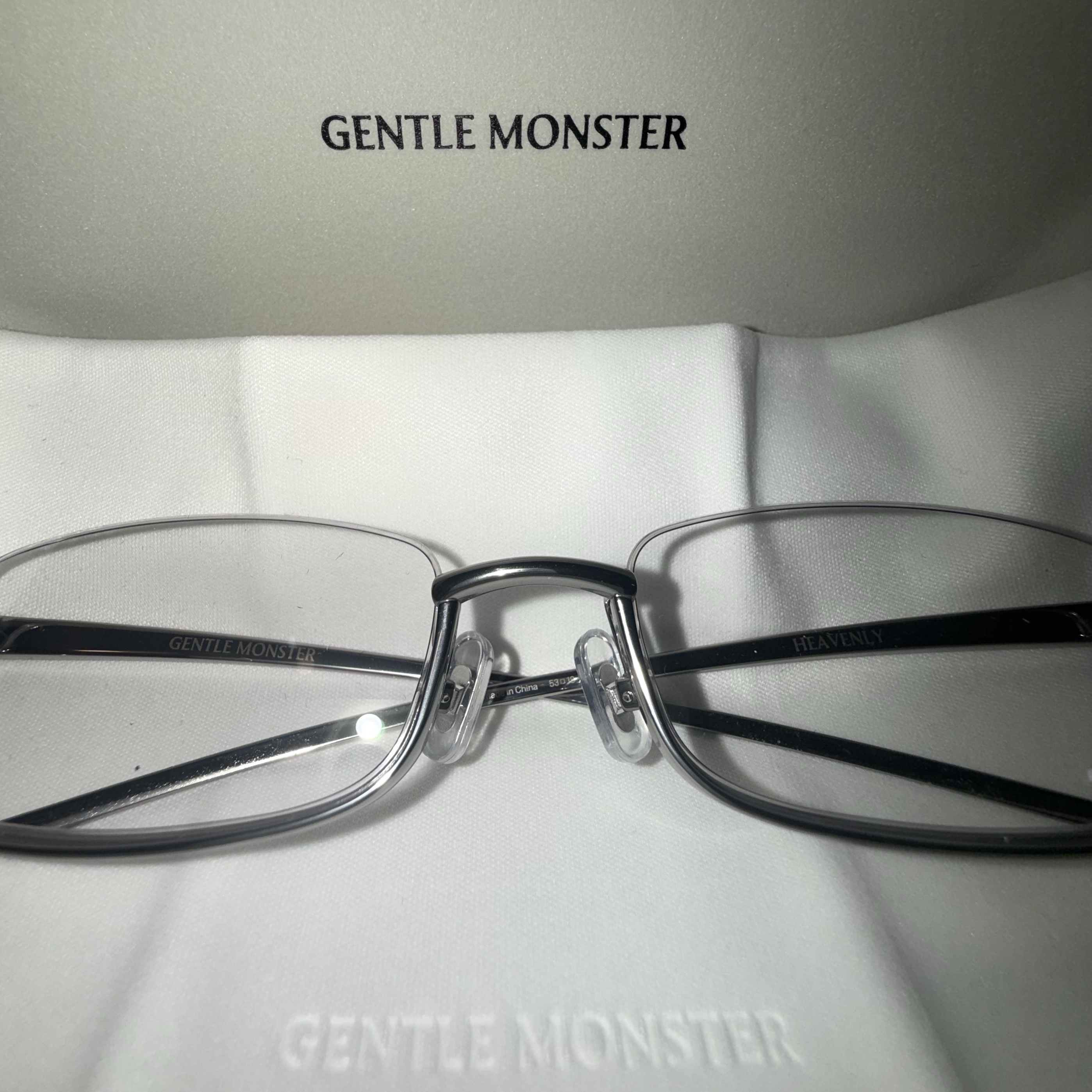 Gentle Monster Heavenly 02 Silver Clear 착용 스타일 - 2
