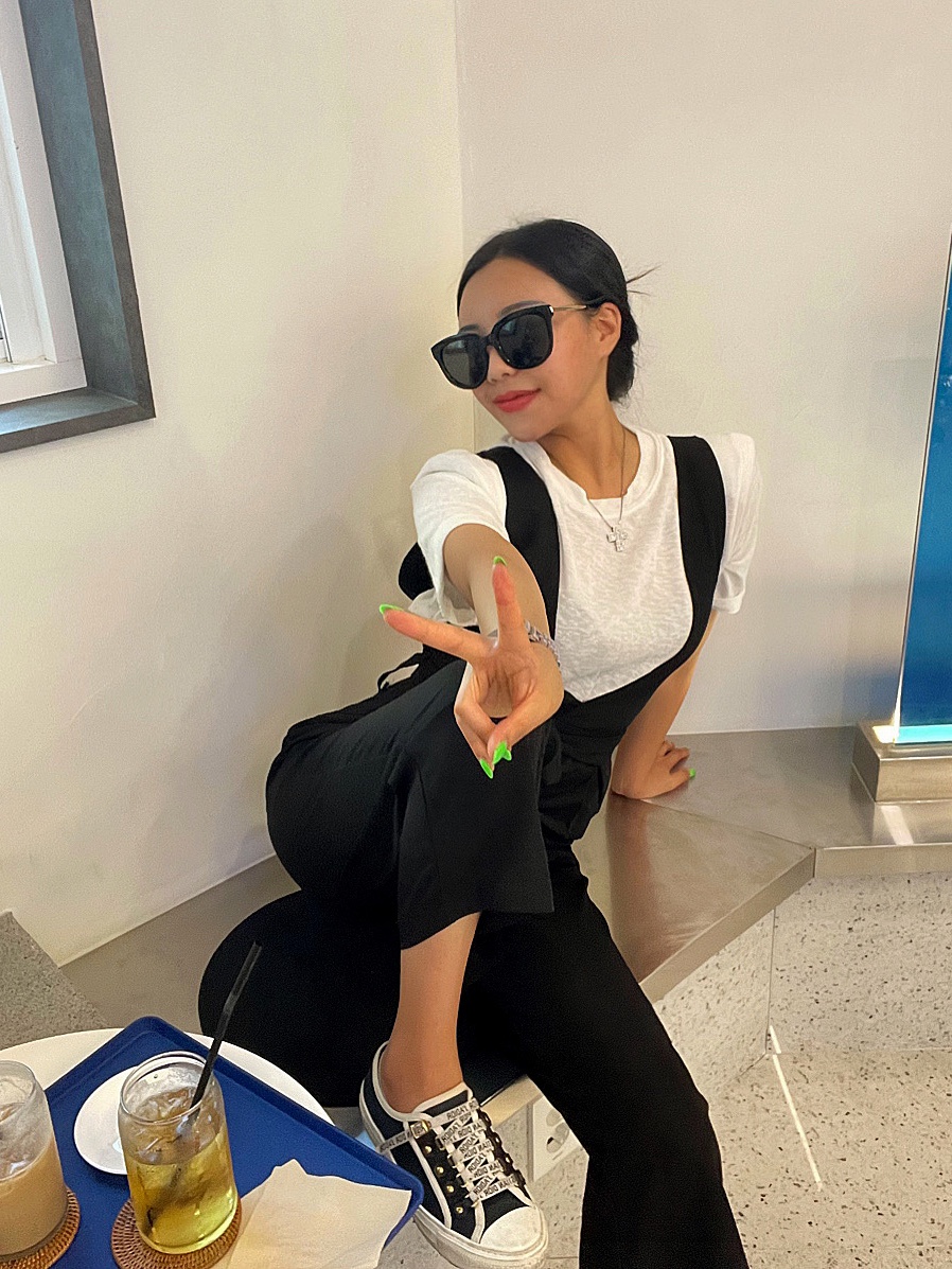 (W) Dior Walk'N'Dior Sneakers Canvas Black 착용 스타일