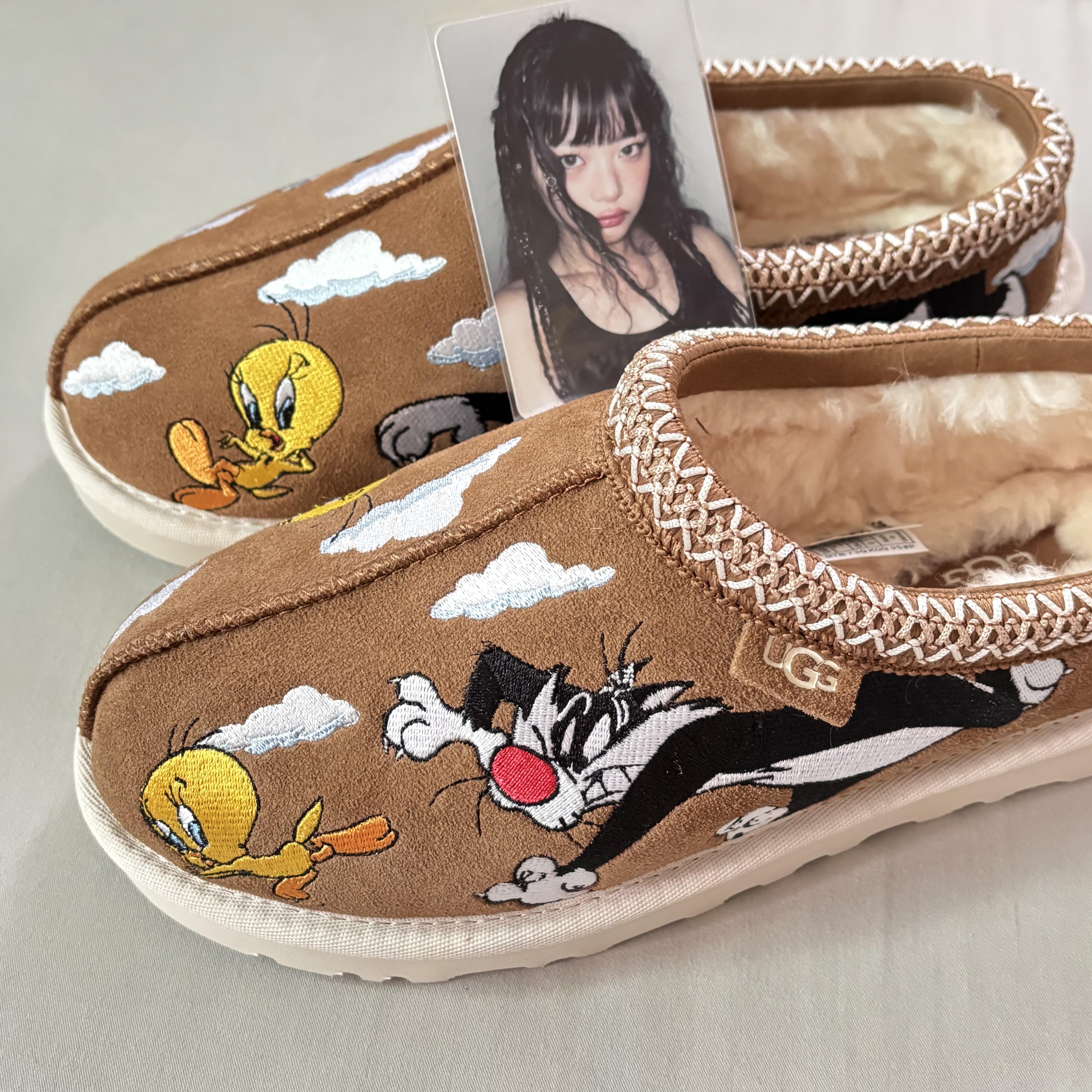 UGG x Palace x Looney Tunes Tasman Slipper Chestnut 착용 스타일 - 4