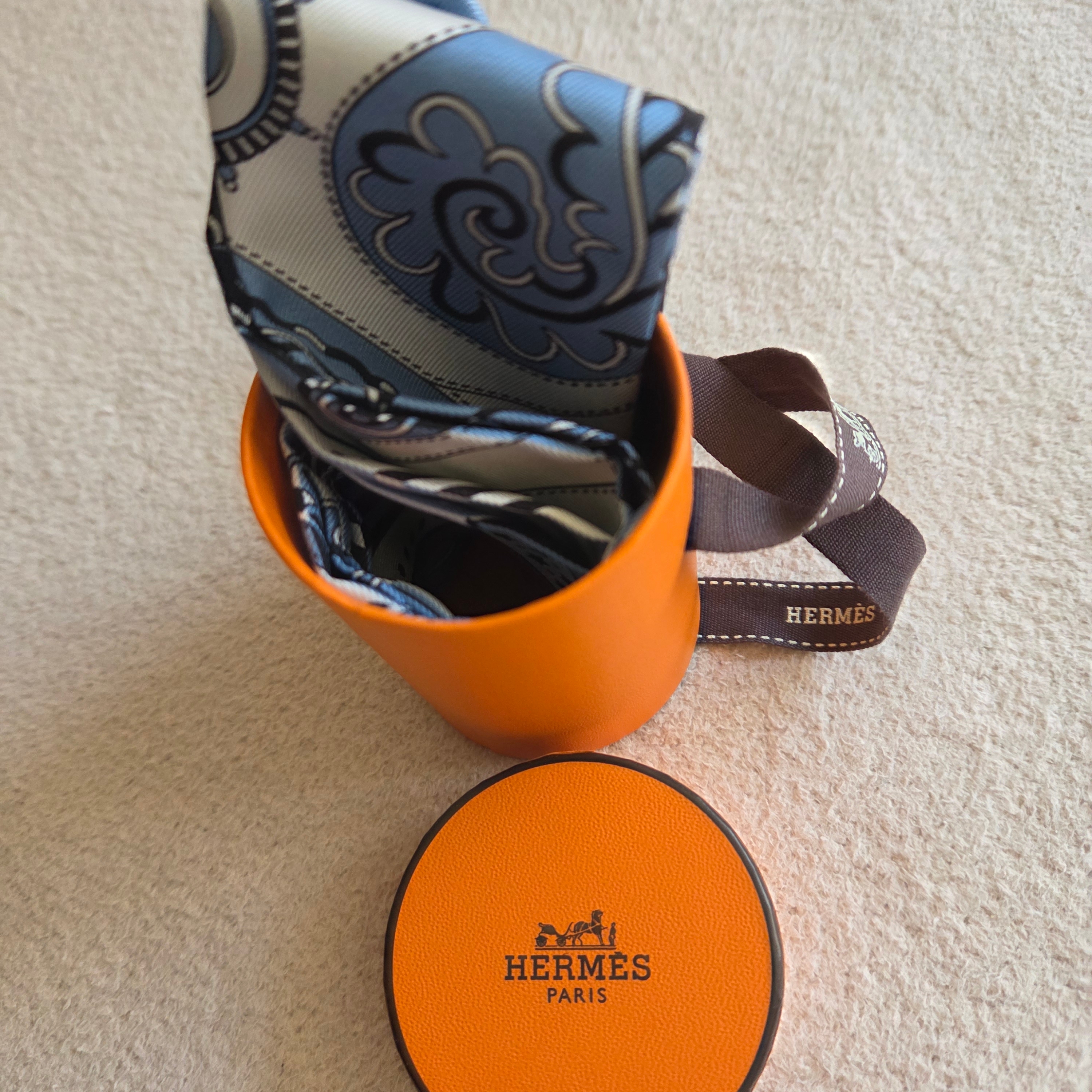 (W) Hermes Festival Des Amazones Bandana Twilly Bleu Jean Blanc Noir 착용 스타일 - 2