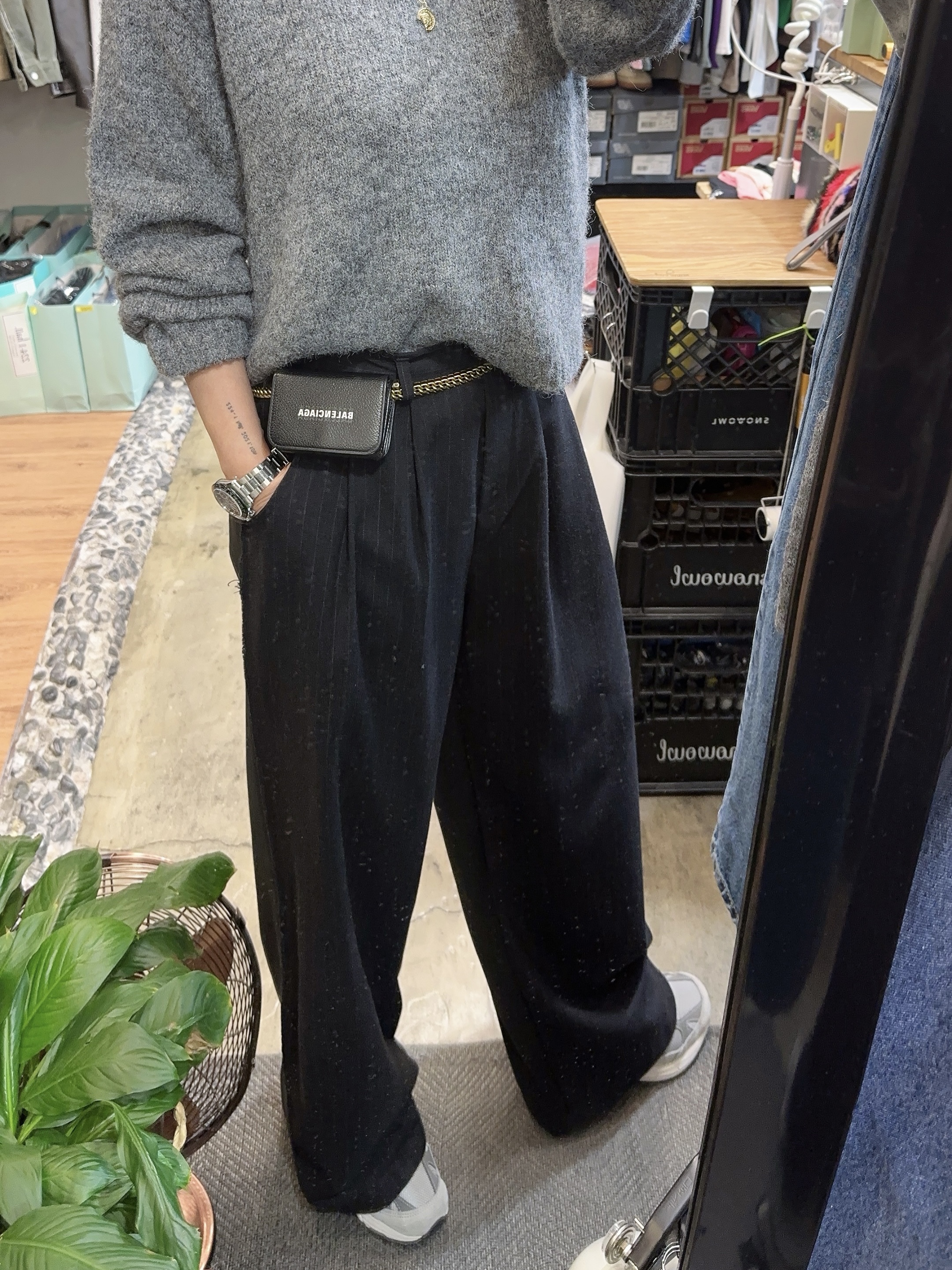 (W) New Balance 993 Made in USA Grey - B Standard, Balenciaga Cash Mini Wallet Black 착용 스타일 - 3