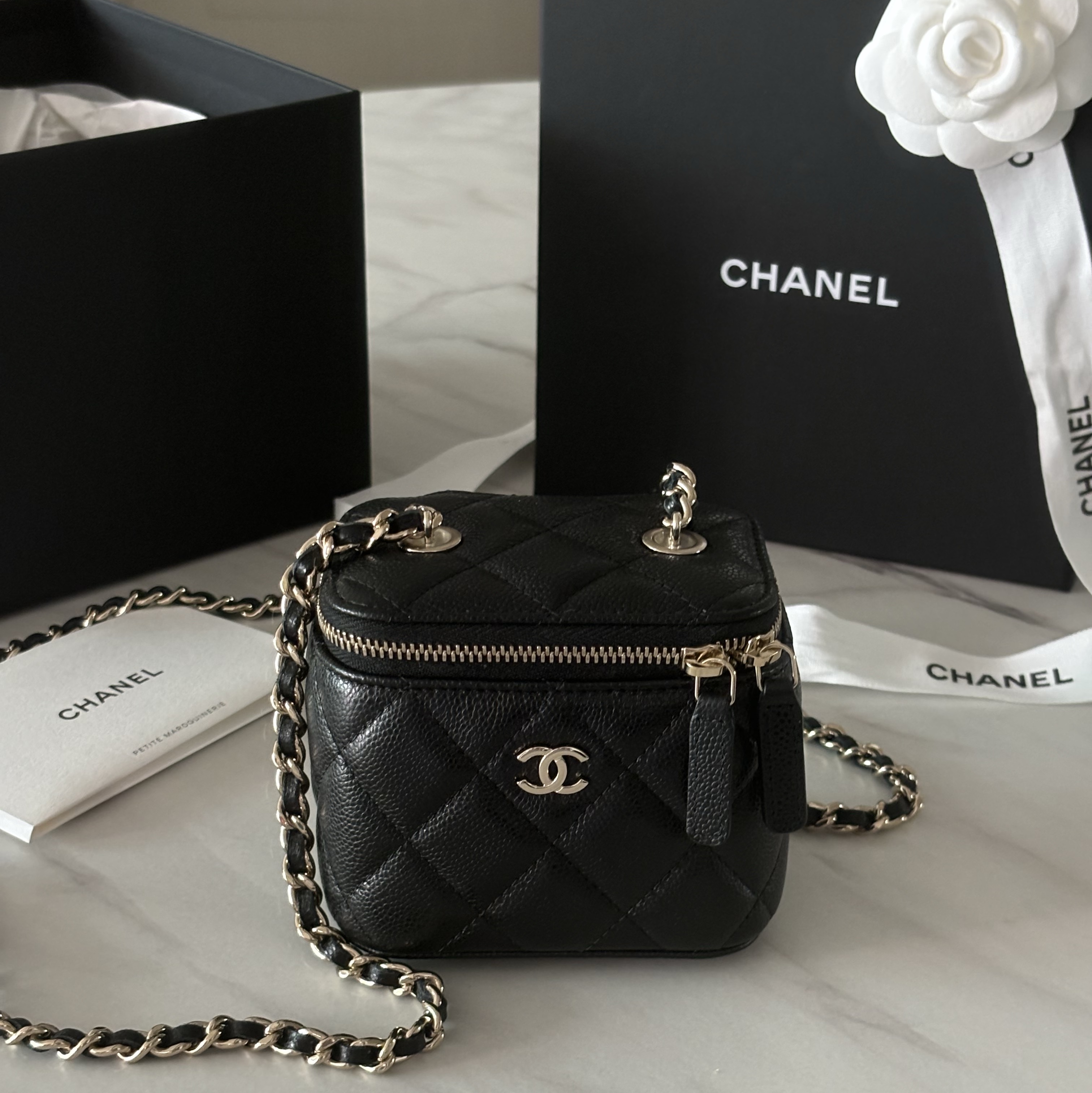 Chanel Small Classic Vanity with Chain Grained Calfskin & Gold Black (Inside Mirror) 착용 스타일