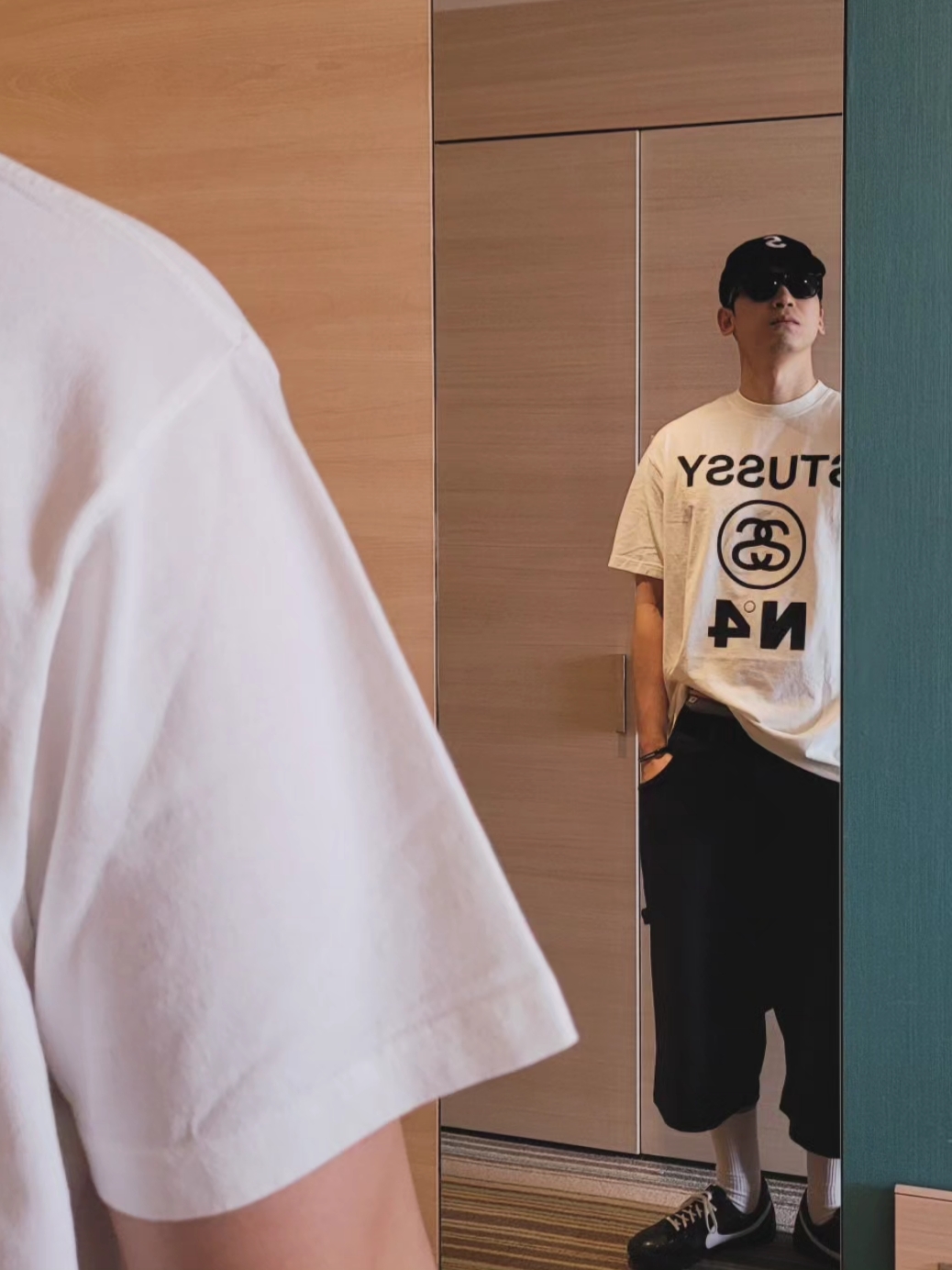 Stussy Pigment Dyed Stussy No.4 T-Shirt Natural, Nike x Bode Astrograbber SP Black and Coconut Milk 착용 스타일 - 2