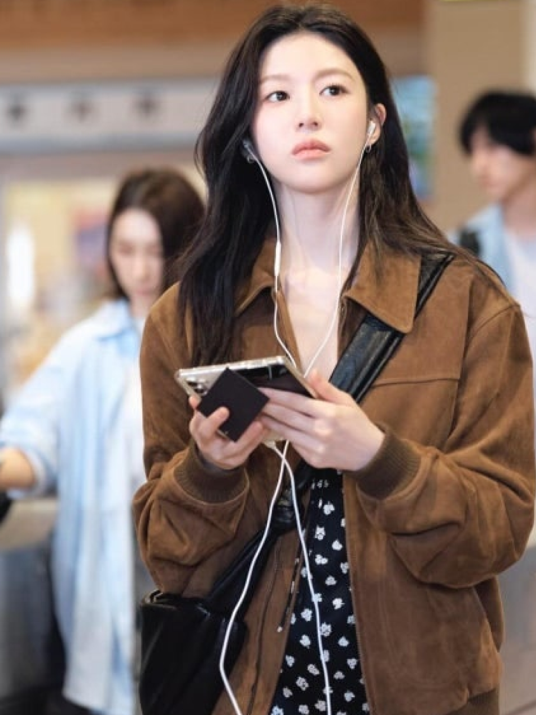 Lemaire Small Croissant Bag Soft Nappa Leather Black, Lemaire Small Croissant Bag Soft Nappa Leather Dark Chocolate 착용 스타일 - 2