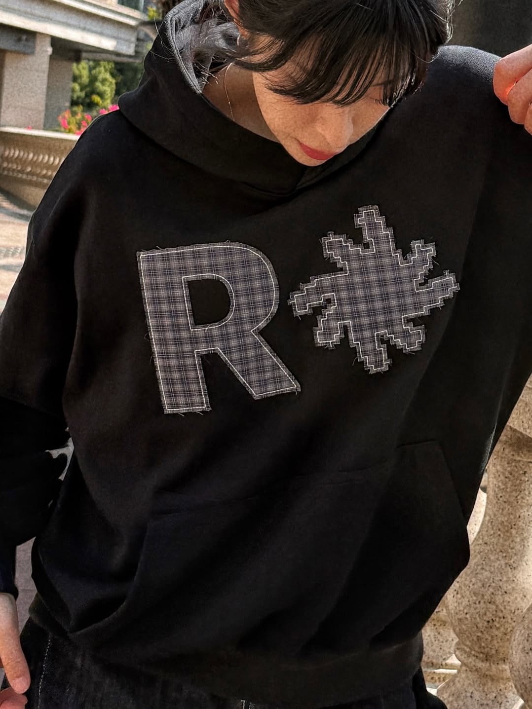 SLOW RECORD HOUSE Check Patch Hoodie Black 착용 스타일 - 2
