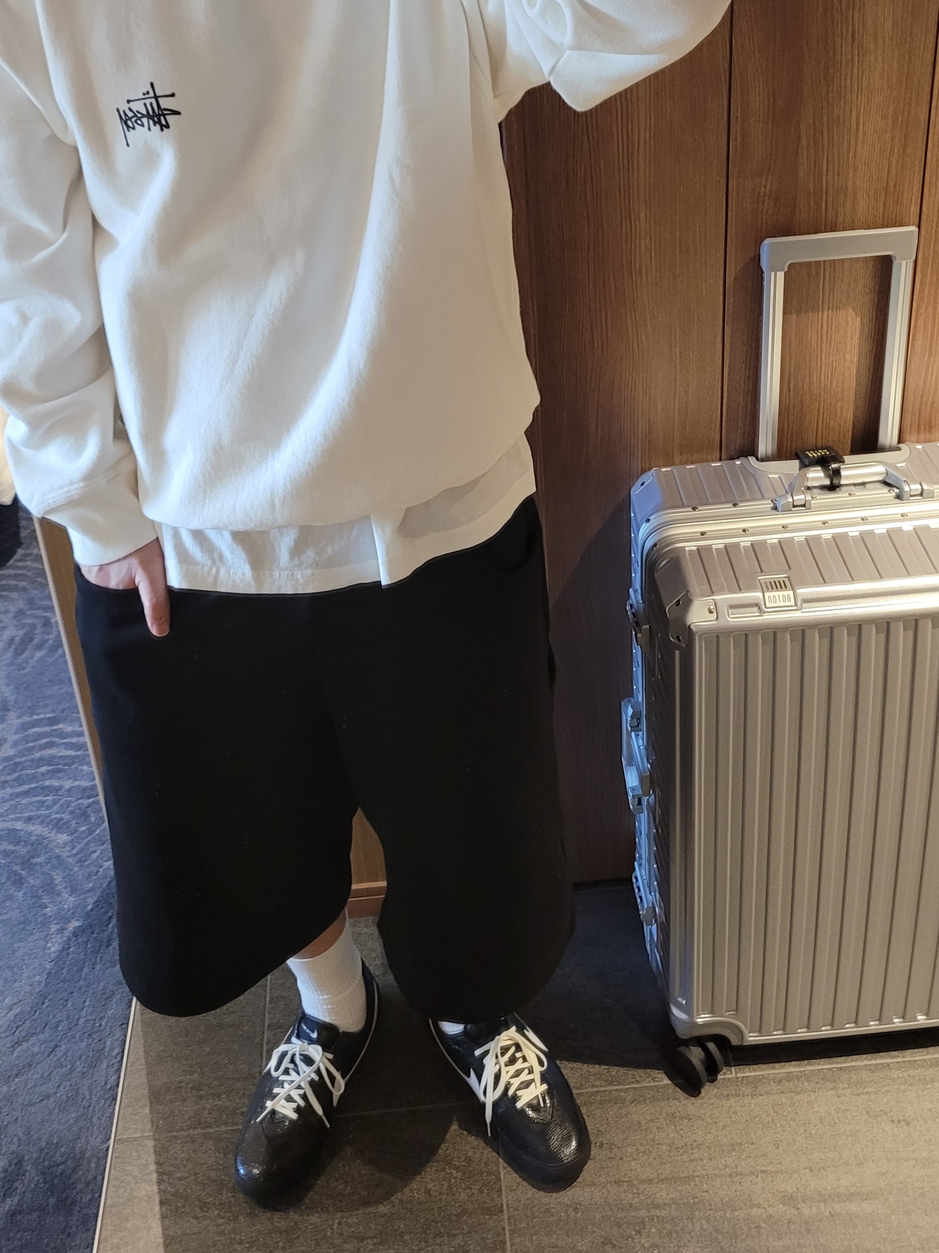 Stussy Basic Stussy Pigment Dyed Crew Natural, MJD Wide Carpenter Bermuda Shorts Black 착용 스타일 - 1