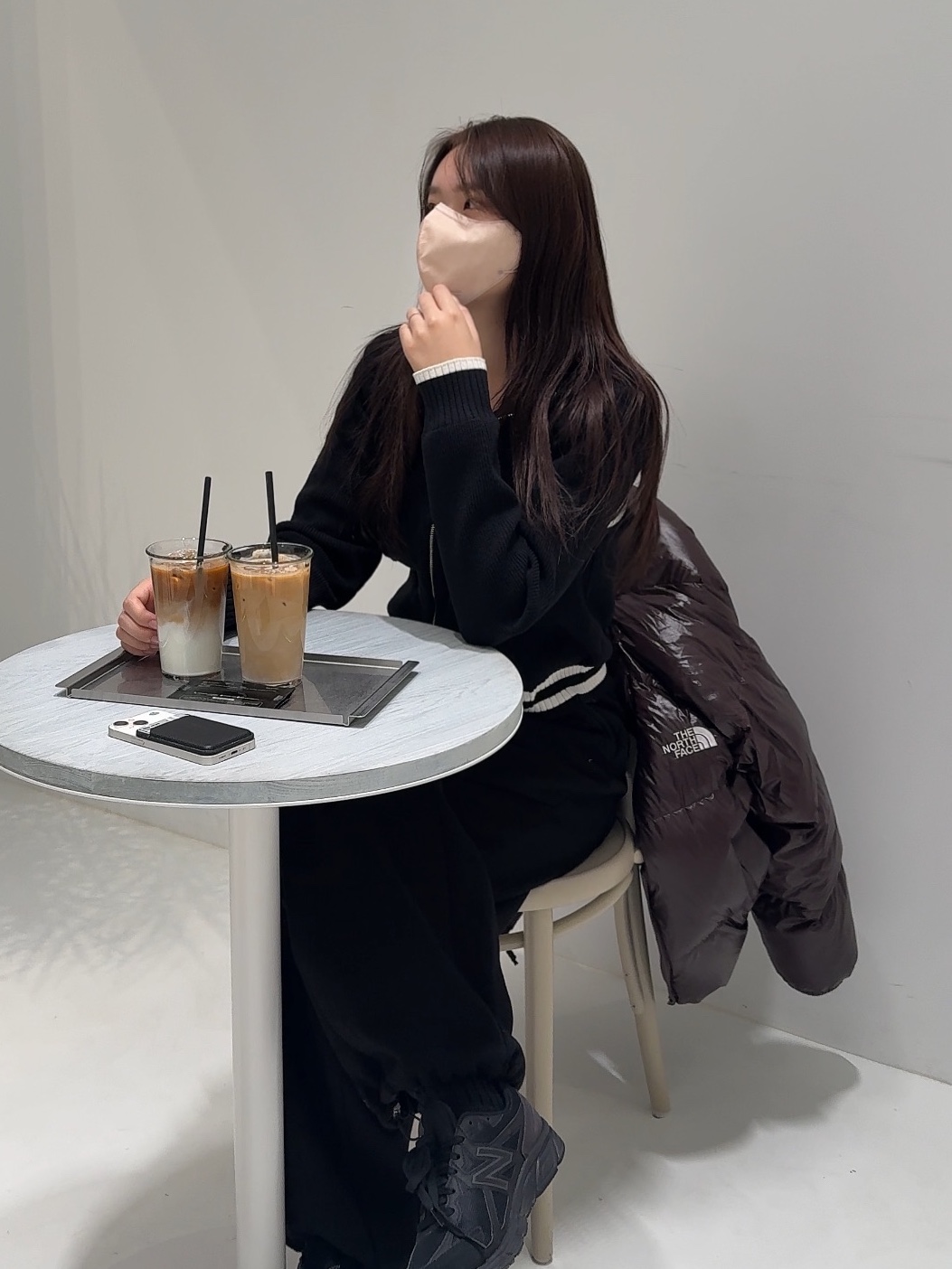 Matin Kim Spell Point Stripe Knit Cardigan Black 착용 스타일 - 2