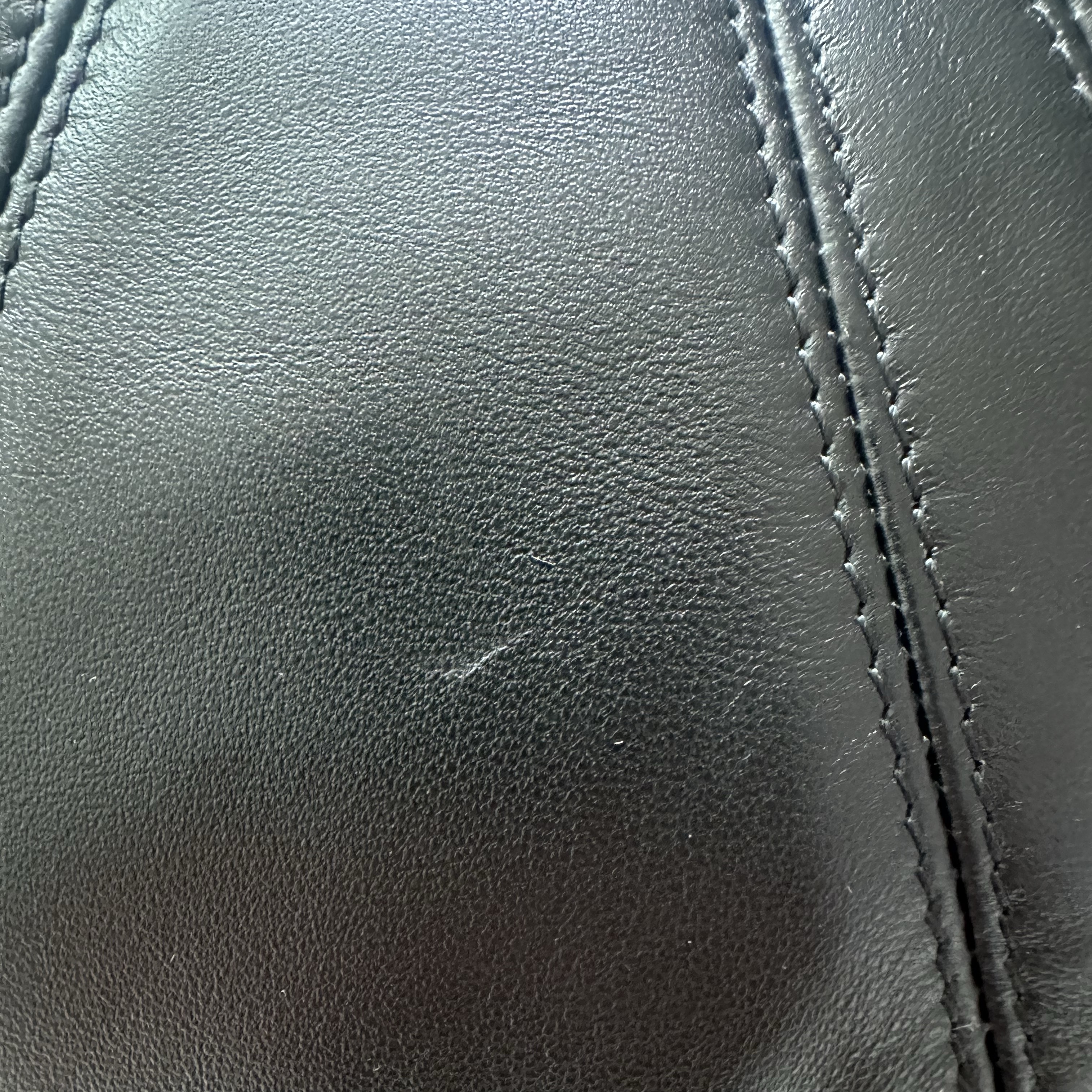 Lemaire Small Croissant Bag Soft Nappa Leather Black 착용 스타일