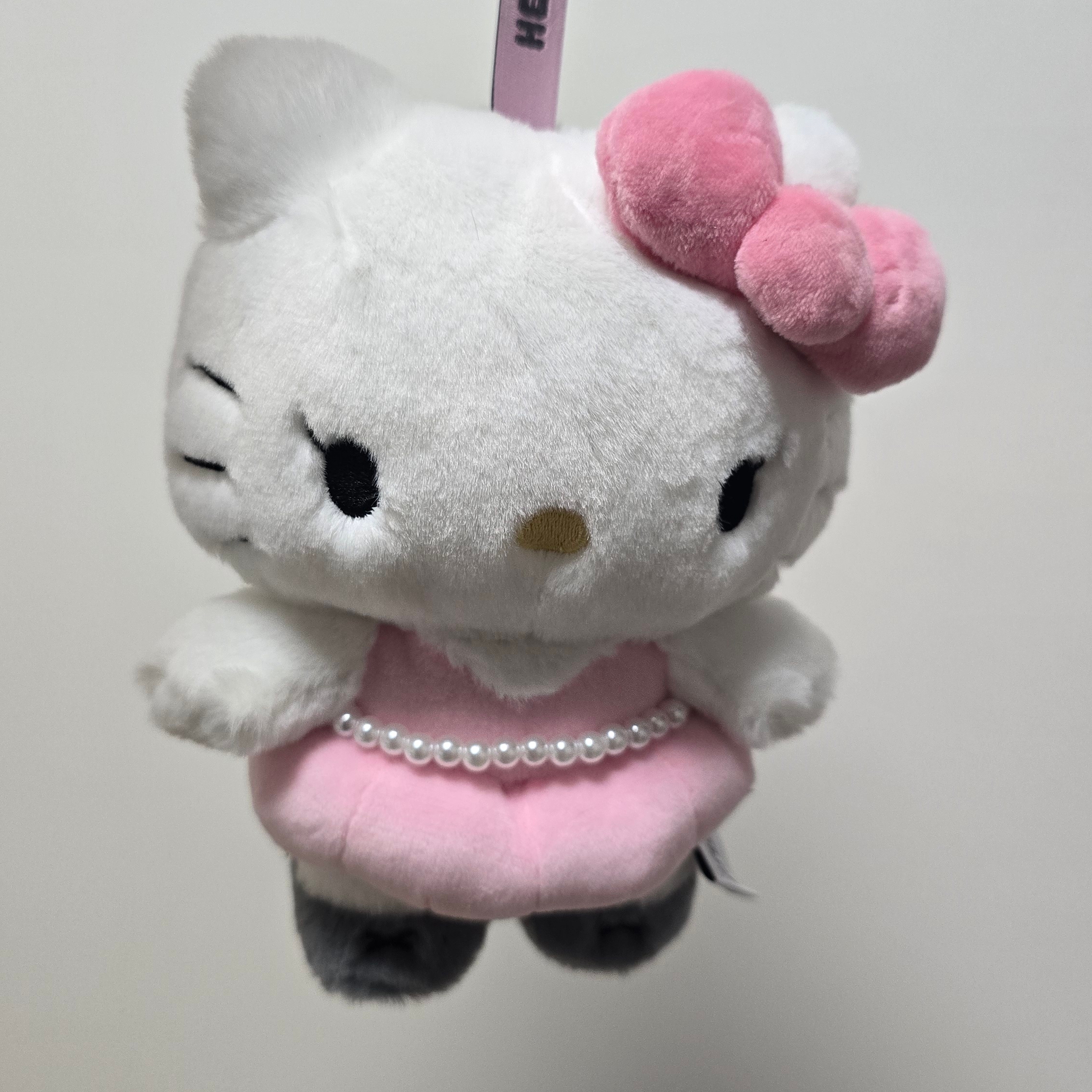[HELLO KITTY x JISOO] Plush Keychain 착용 스타일 - 1