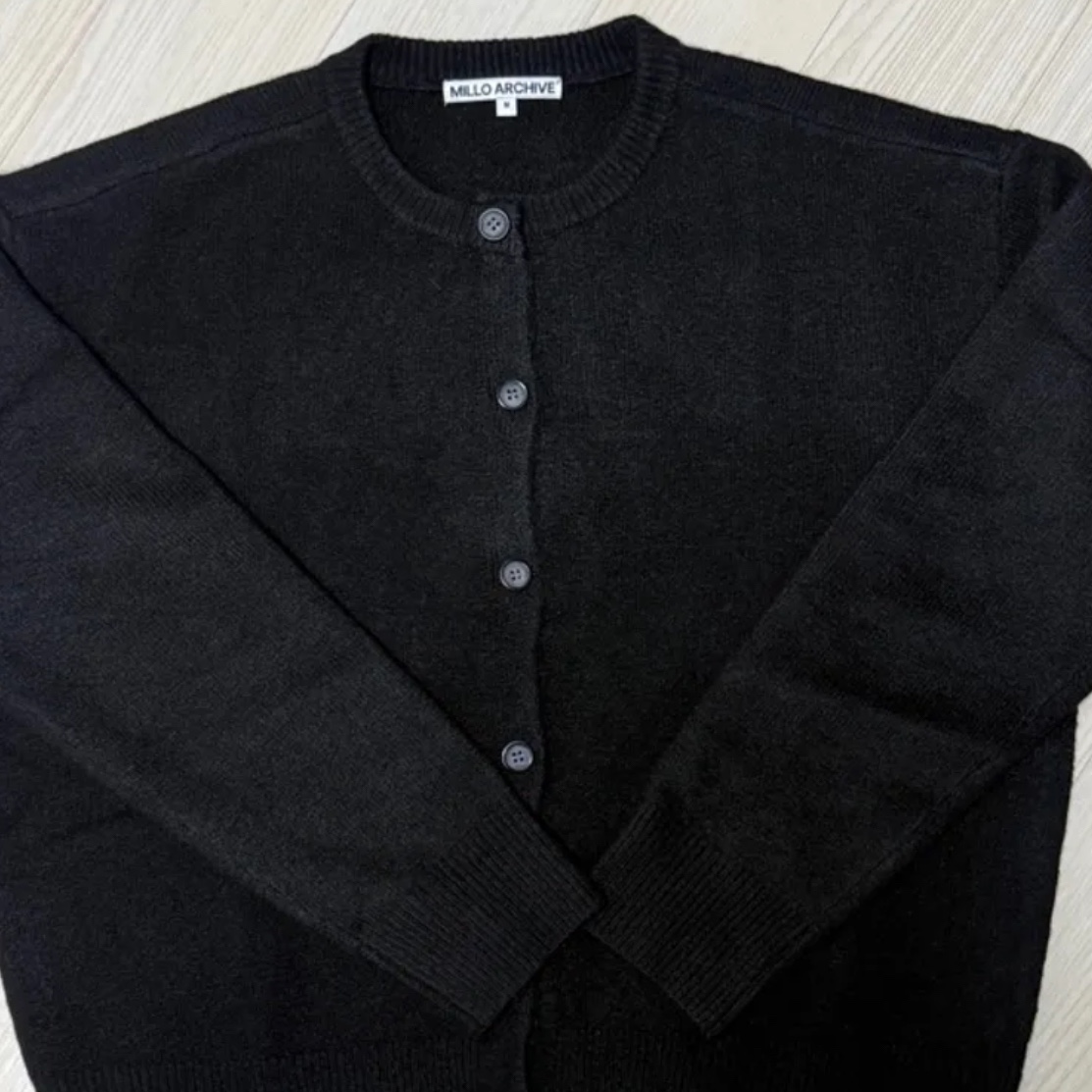 Millo Archive Crop Move Cardigan Black 착용 스타일