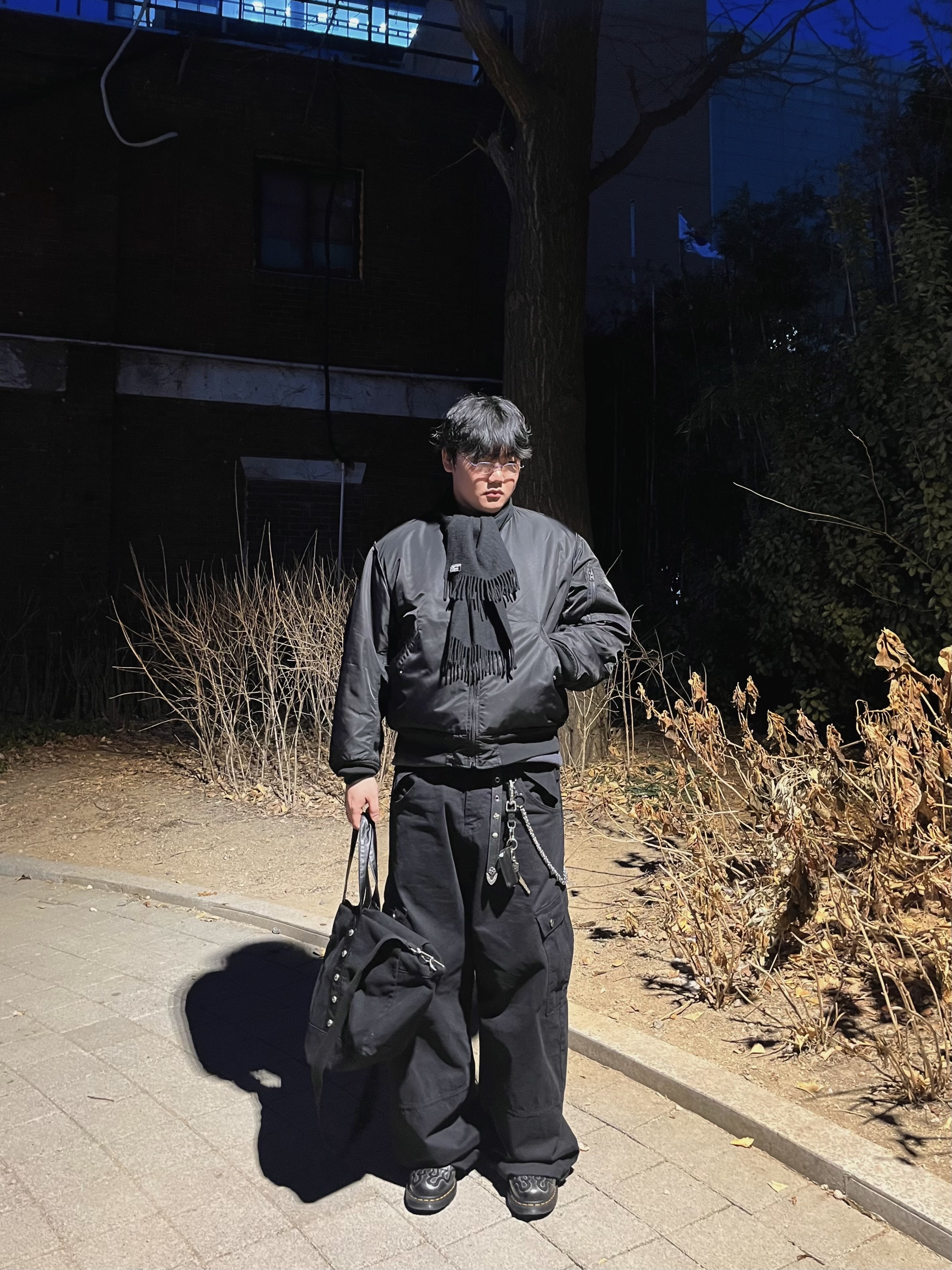 Dr. Martens 1461 Inferno Silver Black, Aoiro x Pog Service Hikari M65 Curved Pants Vintage Black 착용 스타일 - 2