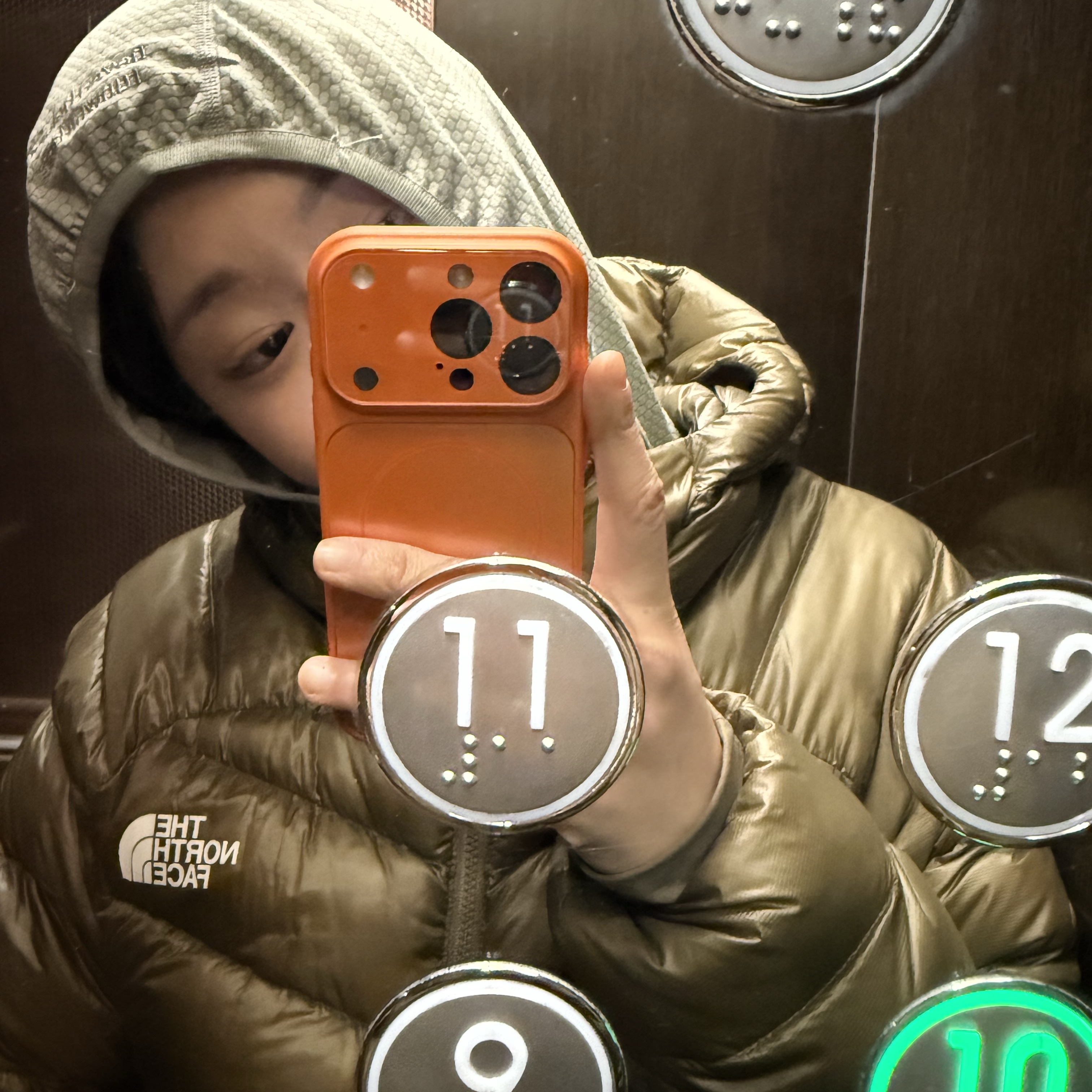 [KREAM 단독] runwhither Light Hoodie Sleeve Light Khaki 착용 스타일