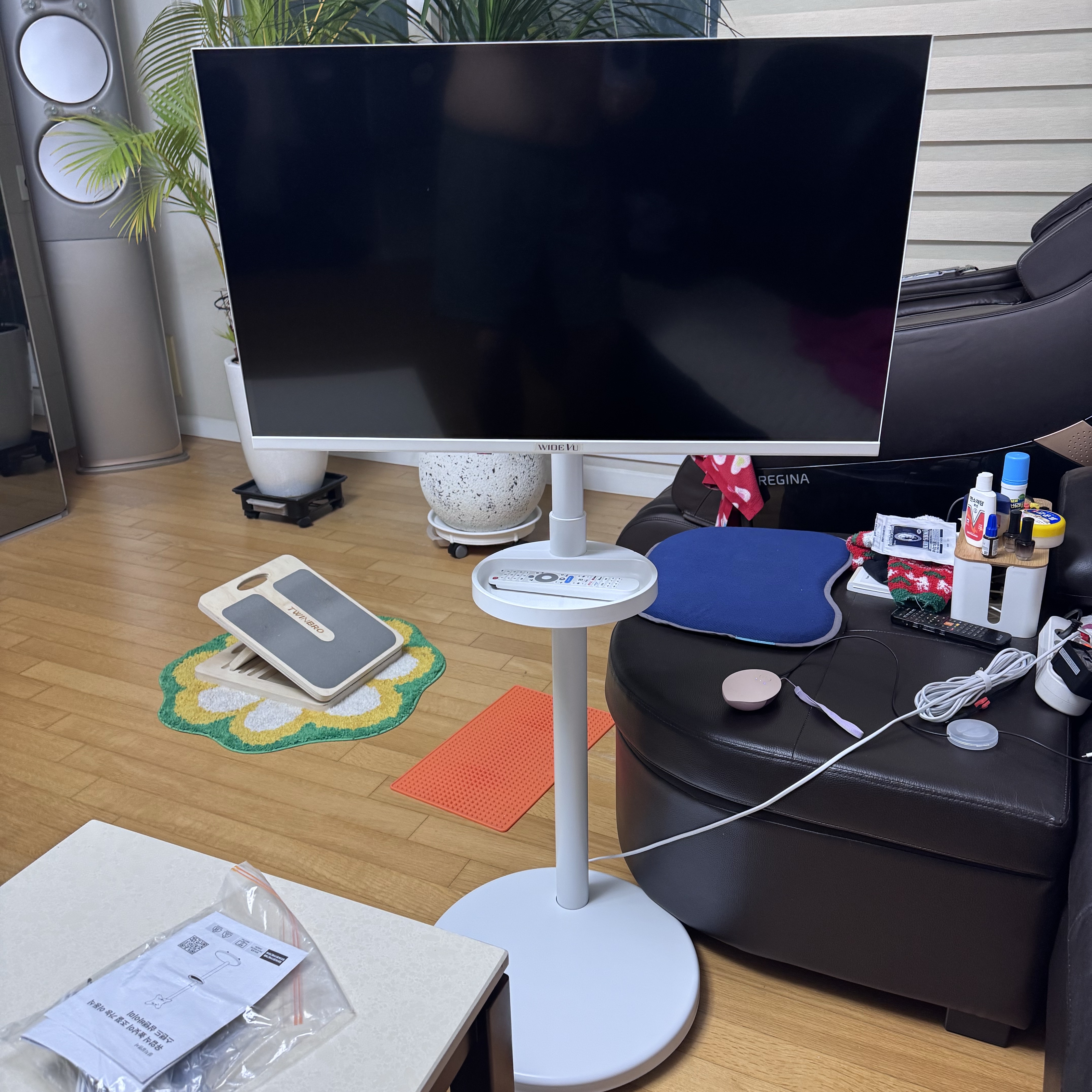 [15% 쿠폰] WIDEVU WideMovingVu White Edition V3 Set QLED 81 cm (32 in) FHD Smart Mobile TV 착용 스타일 - 1
