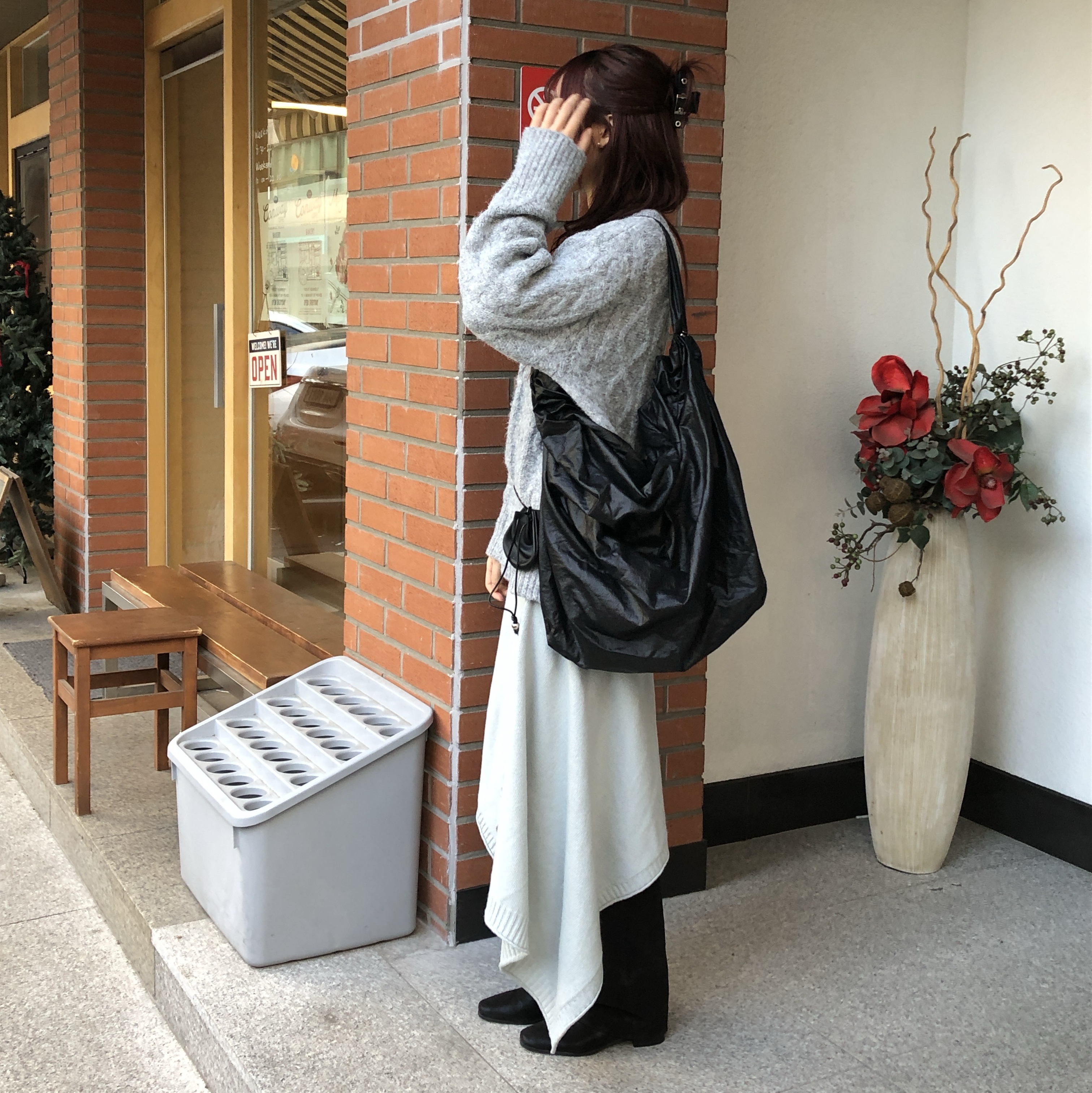 ACOC Glossy Large Tangle Twist Bag_Black, ACOC Modular Wrap Skirt Light Blue 착용 스타일 - 2