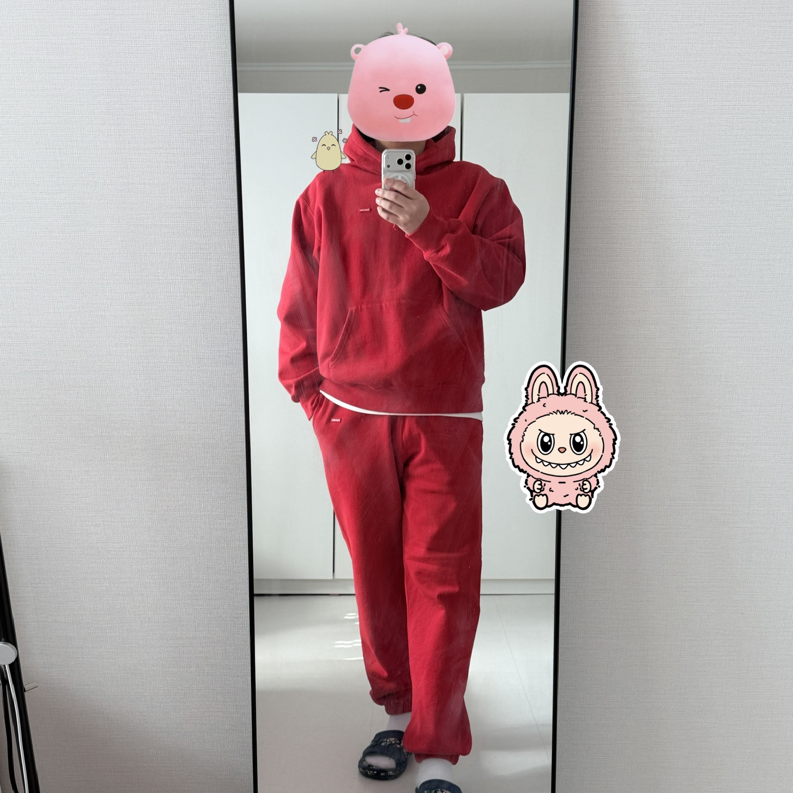 Supreme Small Box Hooded Sweatshirt Red - 24FW, Supreme Small Box Sweatpant Red - 24FW 착용 스타일 - 1
